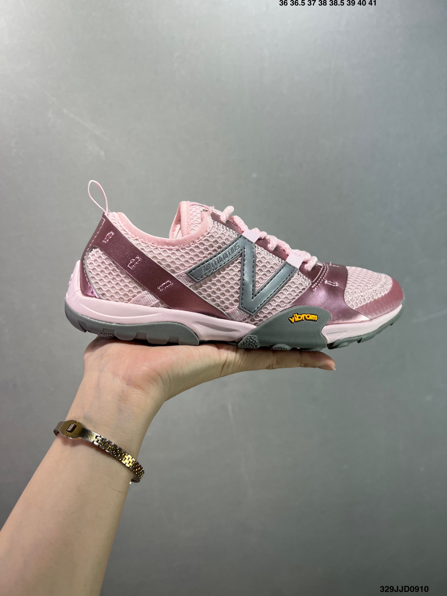 💰110 ✅NB新百伦New Balance MT10O”Dusk Rain“系列低帮薄底徒步休闲户外露营运动慢跑鞋“黄昏紫”MT10OAD 尺码：36 37 37.5 38 38.5 39.5 40 40.5 41.5 42 42.5 43 44 45 编码：329JJD0910 New Balance 最近迎来首款由(三宅一生) Issey Miyake 设计的球鞋作品——在设计师 Satoshi Kondo 的创意渲染下，似乎会掀起又一波平底鞋热潮。被 Issey Miyake 2024 春夏季的透明套装和渐变色搭配所包围，这双 New Balance MT10 显得非常吸睛，不仅仅因为侧面的大 “N” 标志。首先，这双鞋非常“平”，其设计受 New Balance 于 2010 年推出的 Minimus 跑鞋启发，Minimus 系列旨在让鞋履穿起来尽可能接近赤脚概念。MT10 作为 New Balance 越野跑系列的经典款，此番采取特别压缩的设定，同时融合 Issey Miyake 的典型元素以及标志性配色，与品牌 2024 春夏系列的主题相呼应，满载感性风情与轻盈脚感。来自 Issey Miyake 的 New Balance MT10 保留了 Minimus 运动鞋的半扁形状，并将鞋履本身蕴含的时尚魅力再提升一个层级，结合白、黑和蓝绿等低调配色，亦与 Miyake 的季节系列相得益彰。MT10 鞋面采用透气网布和优质皮革制成，旨在为双脚提供舒适透气包裹体验。至于鞋底，搭载尽可能少的衬垫，以彰显实在的接地感，尽管如此，这双球鞋依然保有充足抓地力，这应归功于底部的模压 Vibram