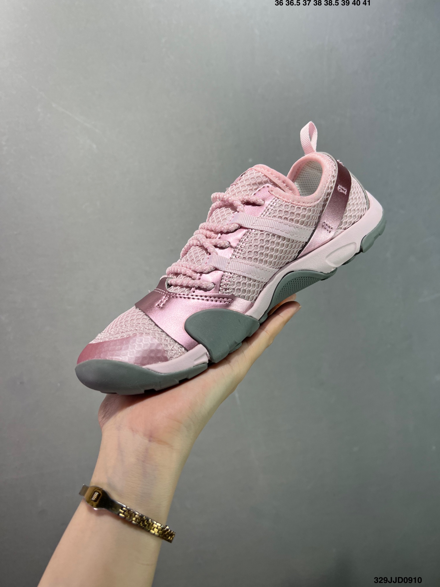 💰110 ✅NB新百伦New Balance MT10O”Dusk Rain“系列低帮薄底徒步休闲户外露营运动慢跑鞋“黄昏紫”MT10OAD 尺码：36 37 37.5 38 38.5 39.5 40 40.5 41.5 42 42.5 43 44 45 编码：329JJD0910 New Balance 最近迎来首款由(三宅一生) Issey Miyake 设计的球鞋作品——在设计师 Satoshi Kondo 的创意渲染下，似乎会掀起又一波平底鞋热潮。被 Issey Miyake 2024 春夏季的透明套装和渐变色搭配所包围，这双 New Balance MT10 显得非常吸睛，不仅仅因为侧面的大 “N” 标志。首先，这双鞋非常“平”，其设计受 New Balance 于 2010 年推出的 Minimus 跑鞋启发，Minimus 系列旨在让鞋履穿起来尽可能接近赤脚概念。MT10 作为 New Balance 越野跑系列的经典款，此番采取特别压缩的设定，同时融合 Issey Miyake 的典型元素以及标志性配色，与品牌 2024 春夏系列的主题相呼应，满载感性风情与轻盈脚感。来自 Issey Miyake 的 New Balance MT10 保留了 Minimus 运动鞋的半扁形状，并将鞋履本身蕴含的时尚魅力再提升一个层级，结合白、黑和蓝绿等低调配色，亦与 Miyake 的季节系列相得益彰。MT10 鞋面采用透气网布和优质皮革制成，旨在为双脚提供舒适透气包裹体验。至于鞋底，搭载尽可能少的衬垫，以彰显实在的接地感，尽管如此，这双球鞋依然保有充足抓地力，这应归功于底部的模压 Vibram