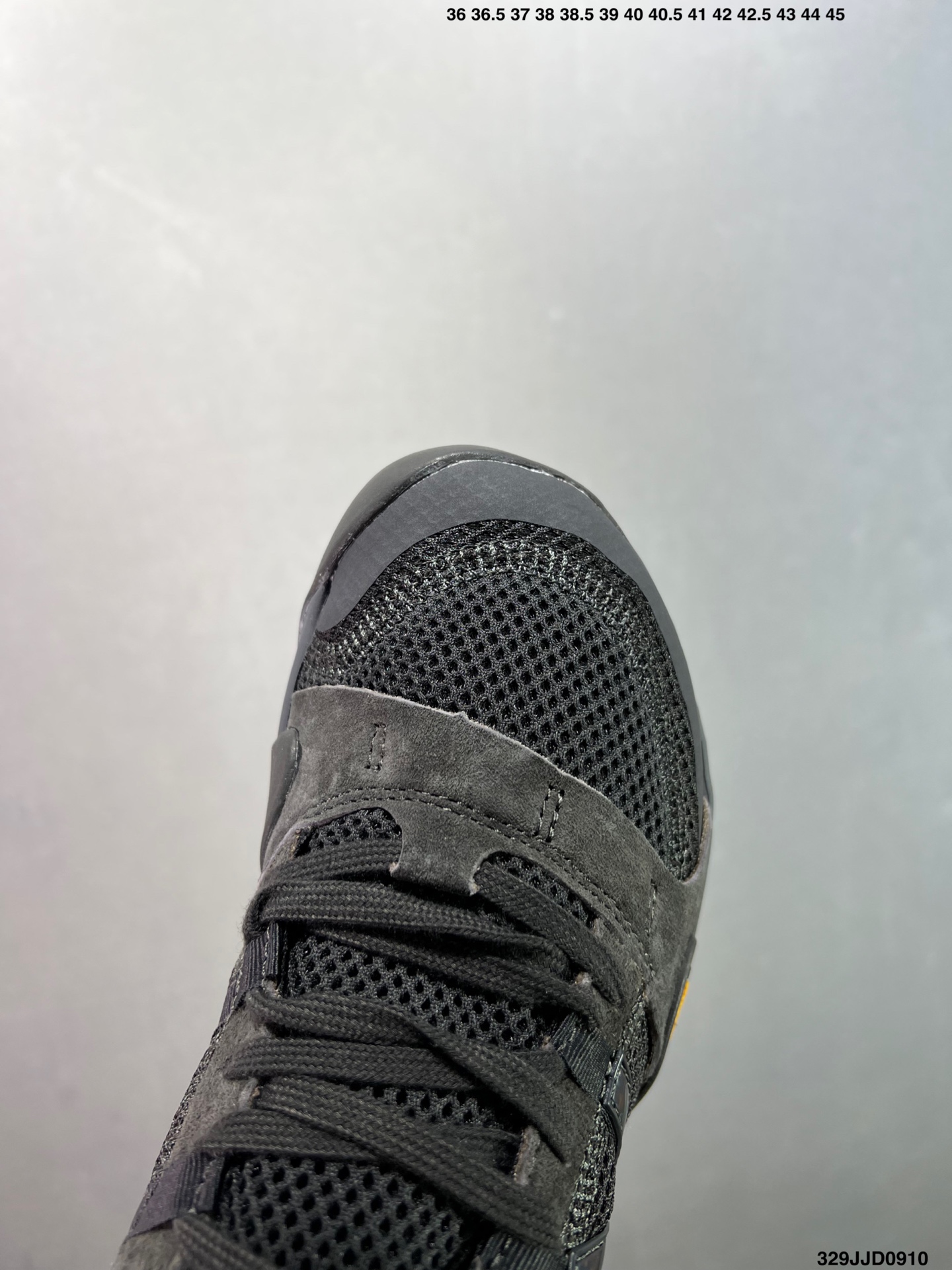 💰110 ✅NB新百伦New Balance MT10O”Dusk Rain“系列低帮薄底徒步休闲户外露营运动慢跑鞋“黄昏紫”MT10OAD 尺码：36 37 37.5 38 38.5 39.5 40 40.5 41.5 42 42.5 43 44 45 编码：329JJD0910 New Balance 最近迎来首款由(三宅一生) Issey Miyake 设计的球鞋作品——在设计师 Satoshi Kondo 的创意渲染下，似乎会掀起又一波平底鞋热潮。被 Issey Miyake 2024 春夏季的透明套装和渐变色搭配所包围，这双 New Balance MT10 显得非常吸睛，不仅仅因为侧面的大 “N” 标志。首先，这双鞋非常“平”，其设计受 New Balance 于 2010 年推出的 Minimus 跑鞋启发，Minimus 系列旨在让鞋履穿起来尽可能接近赤脚概念。MT10 作为 New Balance 越野跑系列的经典款，此番采取特别压缩的设定，同时融合 Issey Miyake 的典型元素以及标志性配色，与品牌 2024 春夏系列的主题相呼应，满载感性风情与轻盈脚感。来自 Issey Miyake 的 New Balance MT10 保留了 Minimus 运动鞋的半扁形状，并将鞋履本身蕴含的时尚魅力再提升一个层级，结合白、黑和蓝绿等低调配色，亦与 Miyake 的季节系列相得益彰。MT10 鞋面采用透气网布和优质皮革制成，旨在为双脚提供舒适透气包裹体验。至于鞋底，搭载尽可能少的衬垫，以彰显实在的接地感，尽管如此，这双球鞋依然保有充足抓地力，这应归功于底部的模压 Vibram