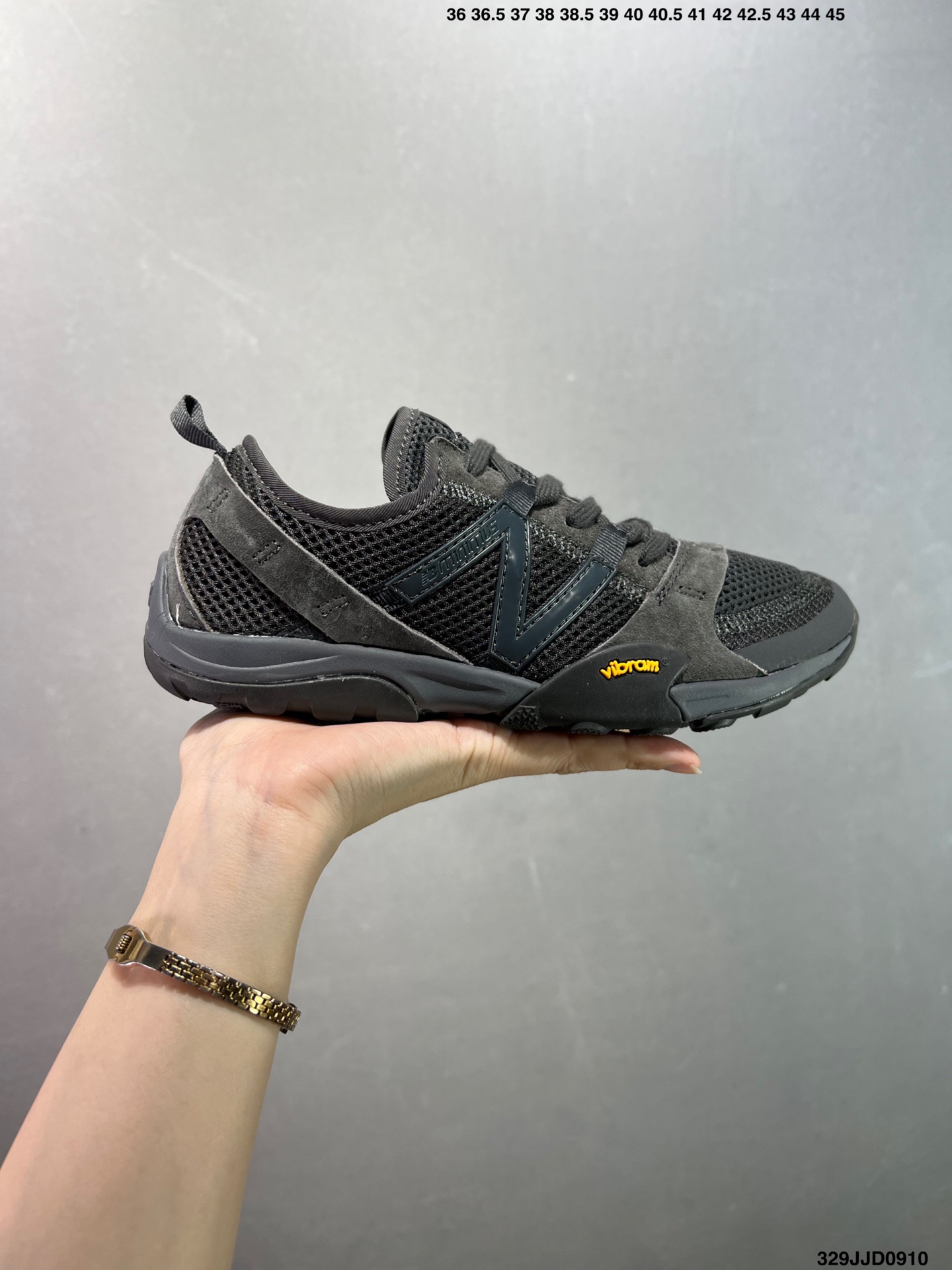 💰110 ✅NB新百伦New Balance MT10O”Dusk Rain“系列低帮薄底徒步休闲户外露营运动慢跑鞋“黄昏紫”MT10OAD 尺码：36 37 37.5 38 38.5 39.5 40 40.5 41.5 42 42.5 43 44 45 编码：329JJD0910 New Balance 最近迎来首款由(三宅一生) Issey Miyake 设计的球鞋作品——在设计师 Satoshi Kondo 的创意渲染下，似乎会掀起又一波平底鞋热潮。被 Issey Miyake 2024 春夏季的透明套装和渐变色搭配所包围，这双 New Balance MT10 显得非常吸睛，不仅仅因为侧面的大 “N” 标志。首先，这双鞋非常“平”，其设计受 New Balance 于 2010 年推出的 Minimus 跑鞋启发，Minimus 系列旨在让鞋履穿起来尽可能接近赤脚概念。MT10 作为 New Balance 越野跑系列的经典款，此番采取特别压缩的设定，同时融合 Issey Miyake 的典型元素以及标志性配色，与品牌 2024 春夏系列的主题相呼应，满载感性风情与轻盈脚感。来自 Issey Miyake 的 New Balance MT10 保留了 Minimus 运动鞋的半扁形状，并将鞋履本身蕴含的时尚魅力再提升一个层级，结合白、黑和蓝绿等低调配色，亦与 Miyake 的季节系列相得益彰。MT10 鞋面采用透气网布和优质皮革制成，旨在为双脚提供舒适透气包裹体验。至于鞋底，搭载尽可能少的衬垫，以彰显实在的接地感，尽管如此，这双球鞋依然保有充足抓地力，这应归功于底部的模压 Vibram