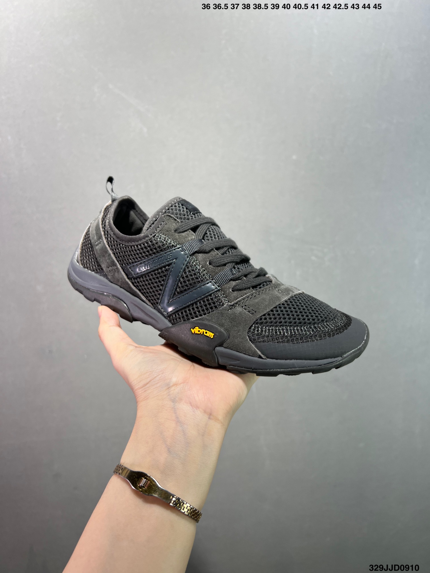 🈴️💰110 ✅NB新百伦New Balance MT10O”Dusk Rain“系列低帮薄底徒步休闲户外露营运动慢跑鞋“黄昏紫”MT10OAD 尺码：36 37 37.5 38 38.5 39.5 40 40.5 41.5 42 42.5 43 44 45 编码：329JJD0910 New Balance 最近迎来首款由(三宅一生) Issey Miyake 设计的球鞋作品——在设计师 Satoshi Kondo 的创意渲染下，似乎会掀起又一波平底鞋热潮。被 Issey Miyake 2024 春夏季的透明套装和渐变色搭配所包围，这双 New Balance MT10 显得非常吸睛，不仅仅因为侧面的大 “N” 标志。首先，这双鞋非常“平”，其设计受 New Balance 于 2010 年推出的 Minimus 跑鞋启发，Minimus 系列旨在让鞋履穿起来尽可能接近赤脚概念。MT10 作为 New Balance 越野跑系列的经典款，此番采取特别压缩的设定，同时融合 Issey Miyake 的典型元素以及标志性配色，与品牌 2024 春夏系列的主题相呼应，满载感性风情与轻盈脚感。来自 Issey Miyake 的 New Balance MT10 保留了 Minimus 运动鞋的半扁形状，并将鞋履本身蕴含的时尚魅力再提升一个层级，结合白、黑和蓝绿等低调配色，亦与 Miyake 的季节系列相得益彰。MT10 鞋面采用透气网布和优质皮革制成，旨在为双脚提供舒适透气包裹体验。至于鞋底，搭载尽可能少的衬垫，以彰显实在的接地感，尽管如此，这双球鞋依然保有充足抓地力，这应归功于底部的模压 Vibram