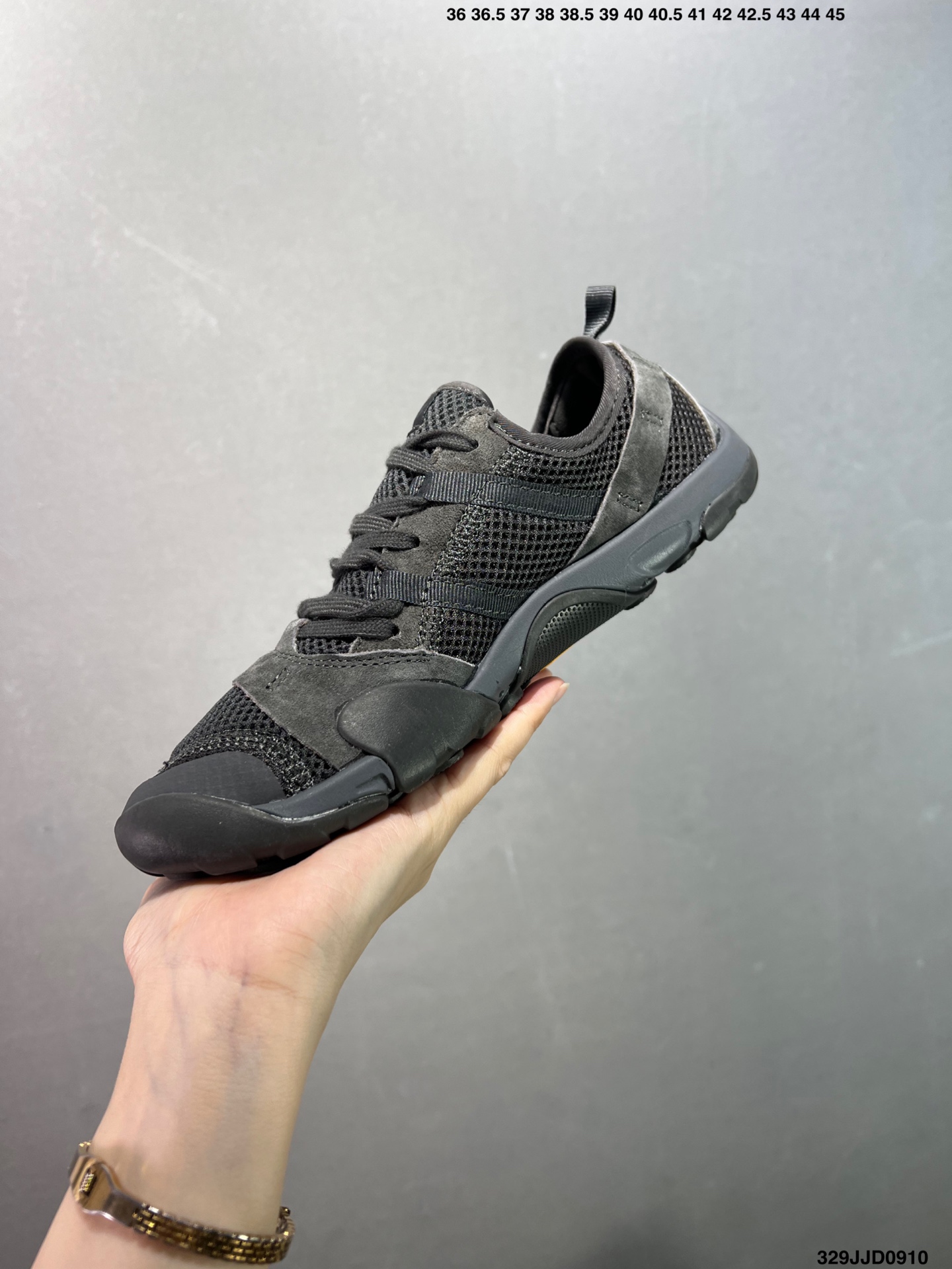 💰110 ✅NB新百伦New Balance MT10O”Dusk Rain“系列低帮薄底徒步休闲户外露营运动慢跑鞋“黄昏紫”MT10OAD 尺码：36 37 37.5 38 38.5 39.5 40 40.5 41.5 42 42.5 43 44 45 编码：329JJD0910 New Balance 最近迎来首款由(三宅一生) Issey Miyake 设计的球鞋作品——在设计师 Satoshi Kondo 的创意渲染下，似乎会掀起又一波平底鞋热潮。被 Issey Miyake 2024 春夏季的透明套装和渐变色搭配所包围，这双 New Balance MT10 显得非常吸睛，不仅仅因为侧面的大 “N” 标志。首先，这双鞋非常“平”，其设计受 New Balance 于 2010 年推出的 Minimus 跑鞋启发，Minimus 系列旨在让鞋履穿起来尽可能接近赤脚概念。MT10 作为 New Balance 越野跑系列的经典款，此番采取特别压缩的设定，同时融合 Issey Miyake 的典型元素以及标志性配色，与品牌 2024 春夏系列的主题相呼应，满载感性风情与轻盈脚感。来自 Issey Miyake 的 New Balance MT10 保留了 Minimus 运动鞋的半扁形状，并将鞋履本身蕴含的时尚魅力再提升一个层级，结合白、黑和蓝绿等低调配色，亦与 Miyake 的季节系列相得益彰。MT10 鞋面采用透气网布和优质皮革制成，旨在为双脚提供舒适透气包裹体验。至于鞋底，搭载尽可能少的衬垫，以彰显实在的接地感，尽管如此，这双球鞋依然保有充足抓地力，这应归功于底部的模压 Vibram