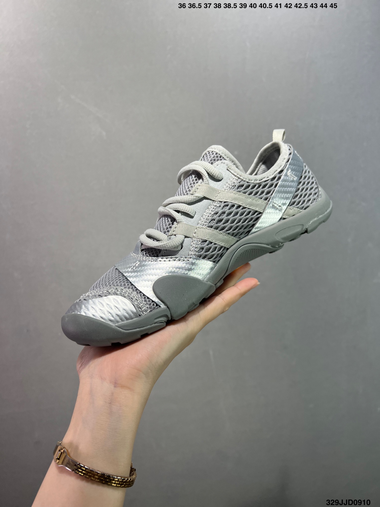 💰110 ✅NB新百伦New Balance MT10O”Dusk Rain“系列低帮薄底徒步休闲户外露营运动慢跑鞋“黄昏紫”MT10OAD 尺码：36 37 37.5 38 38.5 39.5 40 40.5 41.5 42 42.5 43 44 45 编码：329JJD0910 New Balance 最近迎来首款由(三宅一生) Issey Miyake 设计的球鞋作品——在设计师 Satoshi Kondo 的创意渲染下，似乎会掀起又一波平底鞋热潮。被 Issey Miyake 2024 春夏季的透明套装和渐变色搭配所包围，这双 New Balance MT10 显得非常吸睛，不仅仅因为侧面的大 “N” 标志。首先，这双鞋非常“平”，其设计受 New Balance 于 2010 年推出的 Minimus 跑鞋启发，Minimus 系列旨在让鞋履穿起来尽可能接近赤脚概念。MT10 作为 New Balance 越野跑系列的经典款，此番采取特别压缩的设定，同时融合 Issey Miyake 的典型元素以及标志性配色，与品牌 2024 春夏系列的主题相呼应，满载感性风情与轻盈脚感。来自 Issey Miyake 的 New Balance MT10 保留了 Minimus 运动鞋的半扁形状，并将鞋履本身蕴含的时尚魅力再提升一个层级，结合白、黑和蓝绿等低调配色，亦与 Miyake 的季节系列相得益彰。MT10 鞋面采用透气网布和优质皮革制成，旨在为双脚提供舒适透气包裹体验。至于鞋底，搭载尽可能少的衬垫，以彰显实在的接地感，尽管如此，这双球鞋依然保有充足抓地力，这应归功于底部的模压 Vibram