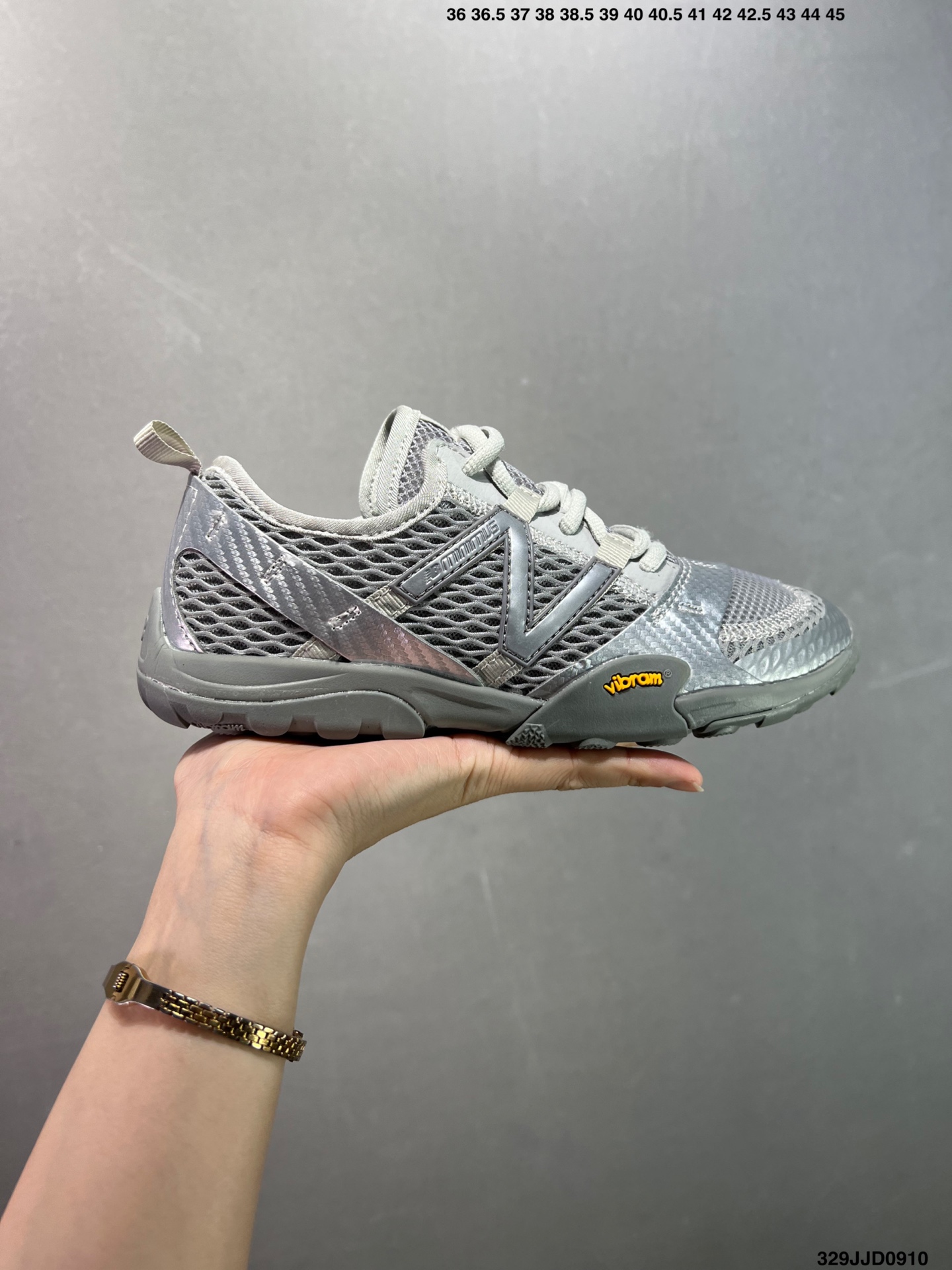 💰110 ✅NB新百伦New Balance MT10O”Dusk Rain“系列低帮薄底徒步休闲户外露营运动慢跑鞋“黄昏紫”MT10OAD 尺码：36 37 37.5 38 38.5 39.5 40 40.5 41.5 42 42.5 43 44 45 编码：329JJD0910 New Balance 最近迎来首款由(三宅一生) Issey Miyake 设计的球鞋作品——在设计师 Satoshi Kondo 的创意渲染下，似乎会掀起又一波平底鞋热潮。被 Issey Miyake 2024 春夏季的透明套装和渐变色搭配所包围，这双 New Balance MT10 显得非常吸睛，不仅仅因为侧面的大 “N” 标志。首先，这双鞋非常“平”，其设计受 New Balance 于 2010 年推出的 Minimus 跑鞋启发，Minimus 系列旨在让鞋履穿起来尽可能接近赤脚概念。MT10 作为 New Balance 越野跑系列的经典款，此番采取特别压缩的设定，同时融合 Issey Miyake 的典型元素以及标志性配色，与品牌 2024 春夏系列的主题相呼应，满载感性风情与轻盈脚感。来自 Issey Miyake 的 New Balance MT10 保留了 Minimus 运动鞋的半扁形状，并将鞋履本身蕴含的时尚魅力再提升一个层级，结合白、黑和蓝绿等低调配色，亦与 Miyake 的季节系列相得益彰。MT10 鞋面采用透气网布和优质皮革制成，旨在为双脚提供舒适透气包裹体验。至于鞋底，搭载尽可能少的衬垫，以彰显实在的接地感，尽管如此，这双球鞋依然保有充足抓地力，这应归功于底部的模压 Vibram