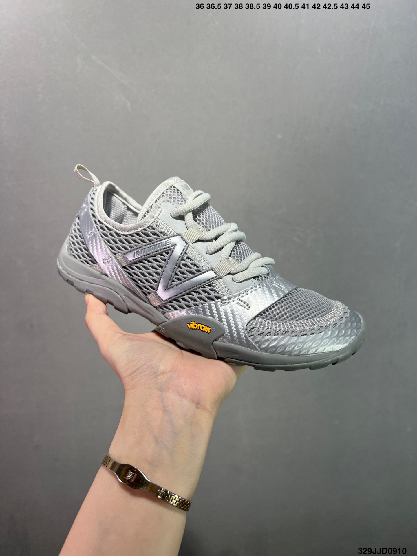 🈴️💰110 ✅NB新百伦New Balance MT10O”Dusk Rain“系列低帮薄底徒步休闲户外露营运动慢跑鞋“黄昏紫”MT10OAD 尺码：36 37 37.5 38 38.5 39.5 40 40.5 41.5 42 42.5 43 44 45 编码：329JJD0910 New Balance 最近迎来首款由(三宅一生) Issey Miyake 设计的球鞋作品——在设计师 Satoshi Kondo 的创意渲染下，似乎会掀起又一波平底鞋热潮。被 Issey Miyake 2024 春夏季的透明套装和渐变色搭配所包围，这双 New Balance MT10 显得非常吸睛，不仅仅因为侧面的大 “N” 标志。首先，这双鞋非常“平”，其设计受 New Balance 于 2010 年推出的 Minimus 跑鞋启发，Minimus 系列旨在让鞋履穿起来尽可能接近赤脚概念。MT10 作为 New Balance 越野跑系列的经典款，此番采取特别压缩的设定，同时融合 Issey Miyake 的典型元素以及标志性配色，与品牌 2024 春夏系列的主题相呼应，满载感性风情与轻盈脚感。来自 Issey Miyake 的 New Balance MT10 保留了 Minimus 运动鞋的半扁形状，并将鞋履本身蕴含的时尚魅力再提升一个层级，结合白、黑和蓝绿等低调配色，亦与 Miyake 的季节系列相得益彰。MT10 鞋面采用透气网布和优质皮革制成，旨在为双脚提供舒适透气包裹体验。至于鞋底，搭载尽可能少的衬垫，以彰显实在的接地感，尽管如此，这双球鞋依然保有充足抓地力，这应归功于底部的模压 Vibram