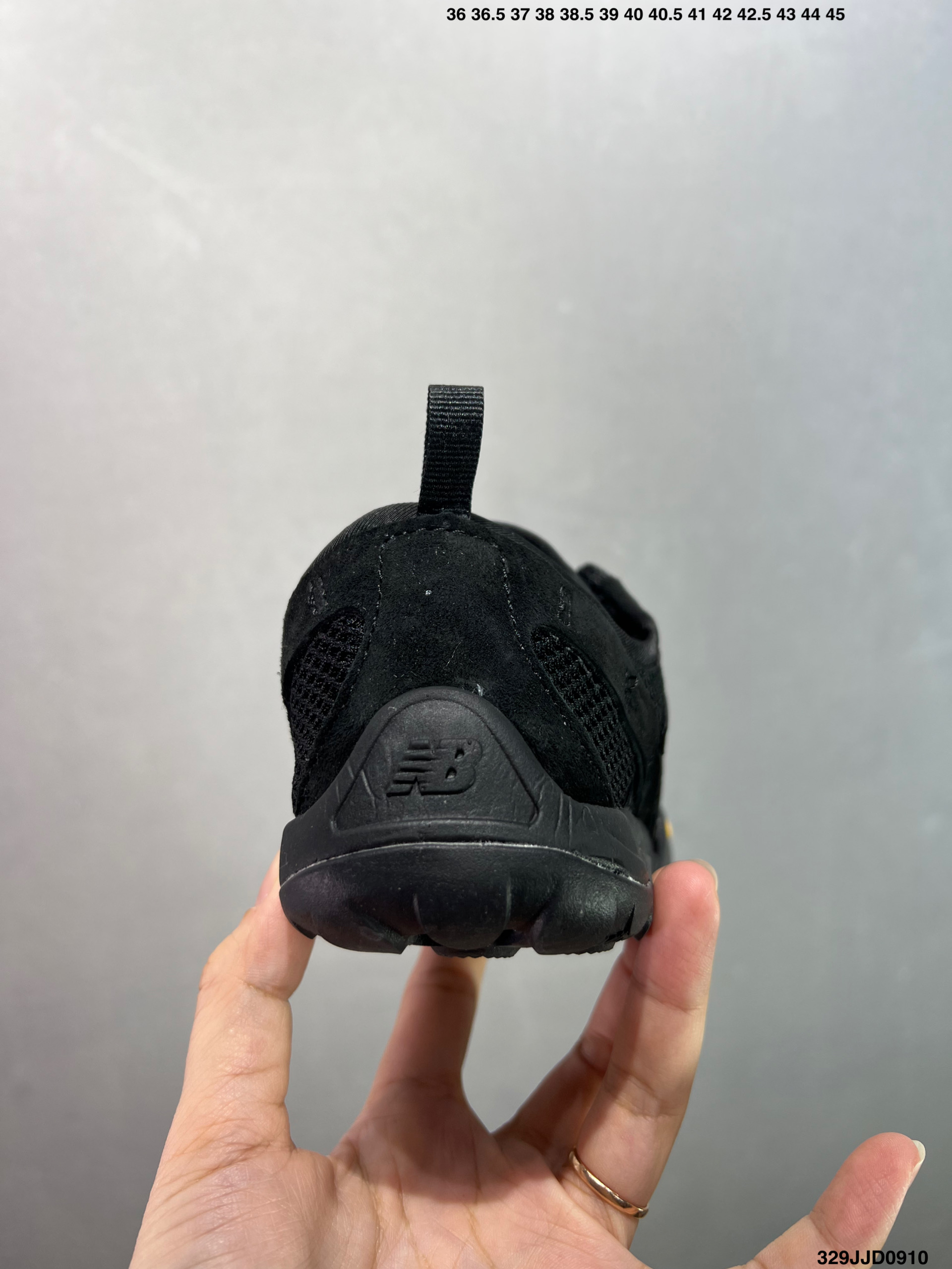 💰110 ✅NB新百伦New Balance MT10O”Dusk Rain“系列低帮薄底徒步休闲户外露营运动慢跑鞋“黄昏紫”MT10OAD 尺码：36 37 37.5 38 38.5 39.5 40 40.5 41.5 42 42.5 43 44 45 编码：329JJD0910 New Balance 最近迎来首款由(三宅一生) Issey Miyake 设计的球鞋作品——在设计师 Satoshi Kondo 的创意渲染下，似乎会掀起又一波平底鞋热潮。被 Issey Miyake 2024 春夏季的透明套装和渐变色搭配所包围，这双 New Balance MT10 显得非常吸睛，不仅仅因为侧面的大 “N” 标志。首先，这双鞋非常“平”，其设计受 New Balance 于 2010 年推出的 Minimus 跑鞋启发，Minimus 系列旨在让鞋履穿起来尽可能接近赤脚概念。MT10 作为 New Balance 越野跑系列的经典款，此番采取特别压缩的设定，同时融合 Issey Miyake 的典型元素以及标志性配色，与品牌 2024 春夏系列的主题相呼应，满载感性风情与轻盈脚感。来自 Issey Miyake 的 New Balance MT10 保留了 Minimus 运动鞋的半扁形状，并将鞋履本身蕴含的时尚魅力再提升一个层级，结合白、黑和蓝绿等低调配色，亦与 Miyake 的季节系列相得益彰。MT10 鞋面采用透气网布和优质皮革制成，旨在为双脚提供舒适透气包裹体验。至于鞋底，搭载尽可能少的衬垫，以彰显实在的接地感，尽管如此，这双球鞋依然保有充足抓地力，这应归功于底部的模压 Vibram