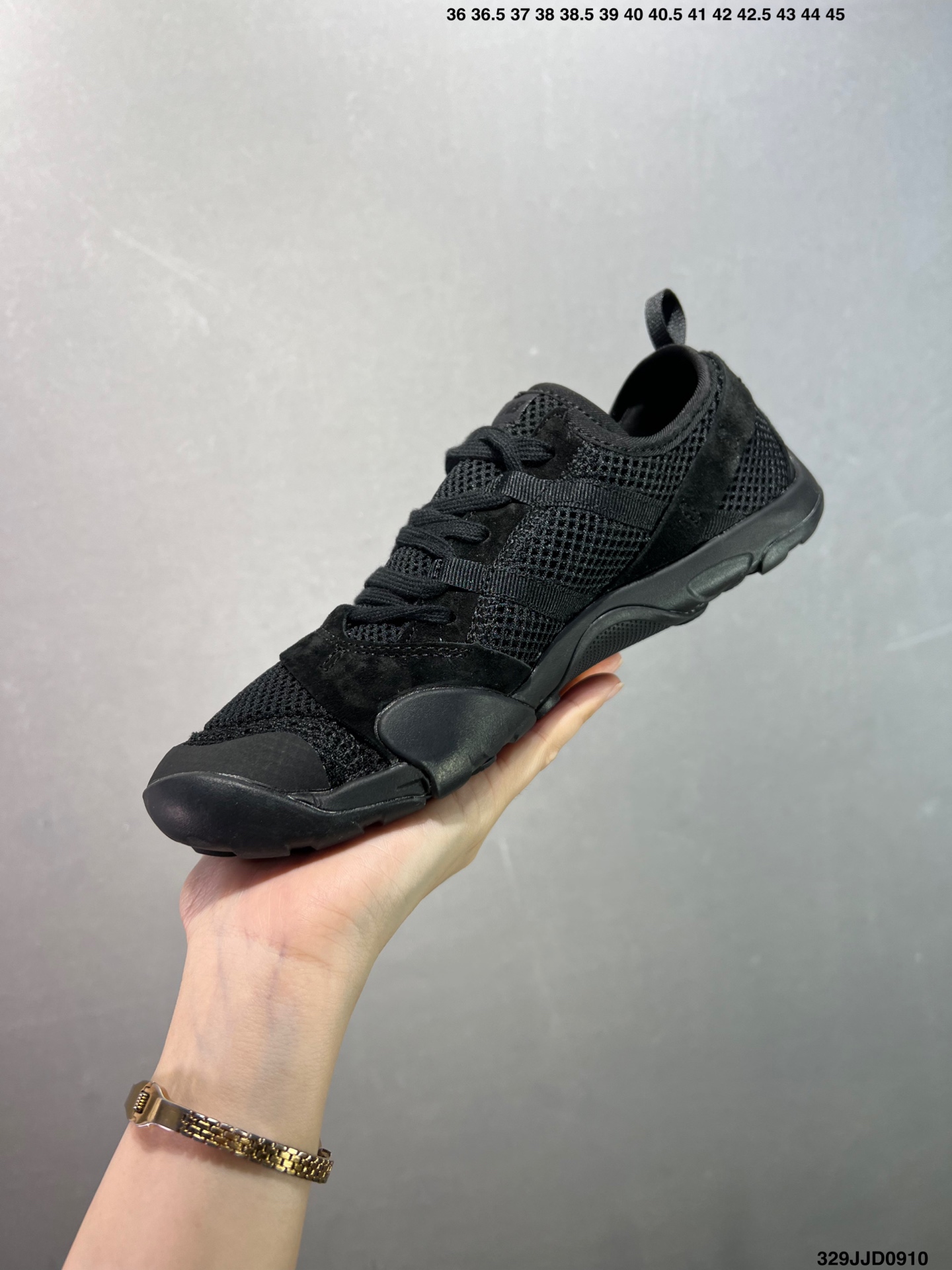 💰110 ✅NB新百伦New Balance MT10O”Dusk Rain“系列低帮薄底徒步休闲户外露营运动慢跑鞋“黄昏紫”MT10OAD 尺码：36 37 37.5 38 38.5 39.5 40 40.5 41.5 42 42.5 43 44 45 编码：329JJD0910 New Balance 最近迎来首款由(三宅一生) Issey Miyake 设计的球鞋作品——在设计师 Satoshi Kondo 的创意渲染下，似乎会掀起又一波平底鞋热潮。被 Issey Miyake 2024 春夏季的透明套装和渐变色搭配所包围，这双 New Balance MT10 显得非常吸睛，不仅仅因为侧面的大 “N” 标志。首先，这双鞋非常“平”，其设计受 New Balance 于 2010 年推出的 Minimus 跑鞋启发，Minimus 系列旨在让鞋履穿起来尽可能接近赤脚概念。MT10 作为 New Balance 越野跑系列的经典款，此番采取特别压缩的设定，同时融合 Issey Miyake 的典型元素以及标志性配色，与品牌 2024 春夏系列的主题相呼应，满载感性风情与轻盈脚感。来自 Issey Miyake 的 New Balance MT10 保留了 Minimus 运动鞋的半扁形状，并将鞋履本身蕴含的时尚魅力再提升一个层级，结合白、黑和蓝绿等低调配色，亦与 Miyake 的季节系列相得益彰。MT10 鞋面采用透气网布和优质皮革制成，旨在为双脚提供舒适透气包裹体验。至于鞋底，搭载尽可能少的衬垫，以彰显实在的接地感，尽管如此，这双球鞋依然保有充足抓地力，这应归功于底部的模压 Vibram