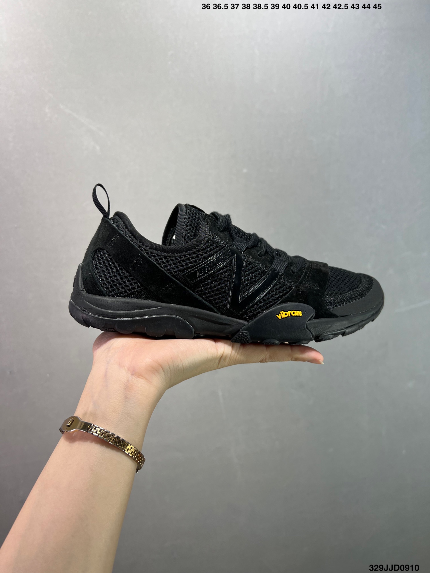 💰110 ✅NB新百伦New Balance MT10O”Dusk Rain“系列低帮薄底徒步休闲户外露营运动慢跑鞋“黄昏紫”MT10OAD 尺码：36 37 37.5 38 38.5 39.5 40 40.5 41.5 42 42.5 43 44 45 编码：329JJD0910 New Balance 最近迎来首款由(三宅一生) Issey Miyake 设计的球鞋作品——在设计师 Satoshi Kondo 的创意渲染下，似乎会掀起又一波平底鞋热潮。被 Issey Miyake 2024 春夏季的透明套装和渐变色搭配所包围，这双 New Balance MT10 显得非常吸睛，不仅仅因为侧面的大 “N” 标志。首先，这双鞋非常“平”，其设计受 New Balance 于 2010 年推出的 Minimus 跑鞋启发，Minimus 系列旨在让鞋履穿起来尽可能接近赤脚概念。MT10 作为 New Balance 越野跑系列的经典款，此番采取特别压缩的设定，同时融合 Issey Miyake 的典型元素以及标志性配色，与品牌 2024 春夏系列的主题相呼应，满载感性风情与轻盈脚感。来自 Issey Miyake 的 New Balance MT10 保留了 Minimus 运动鞋的半扁形状，并将鞋履本身蕴含的时尚魅力再提升一个层级，结合白、黑和蓝绿等低调配色，亦与 Miyake 的季节系列相得益彰。MT10 鞋面采用透气网布和优质皮革制成，旨在为双脚提供舒适透气包裹体验。至于鞋底，搭载尽可能少的衬垫，以彰显实在的接地感，尽管如此，这双球鞋依然保有充足抓地力，这应归功于底部的模压 Vibram