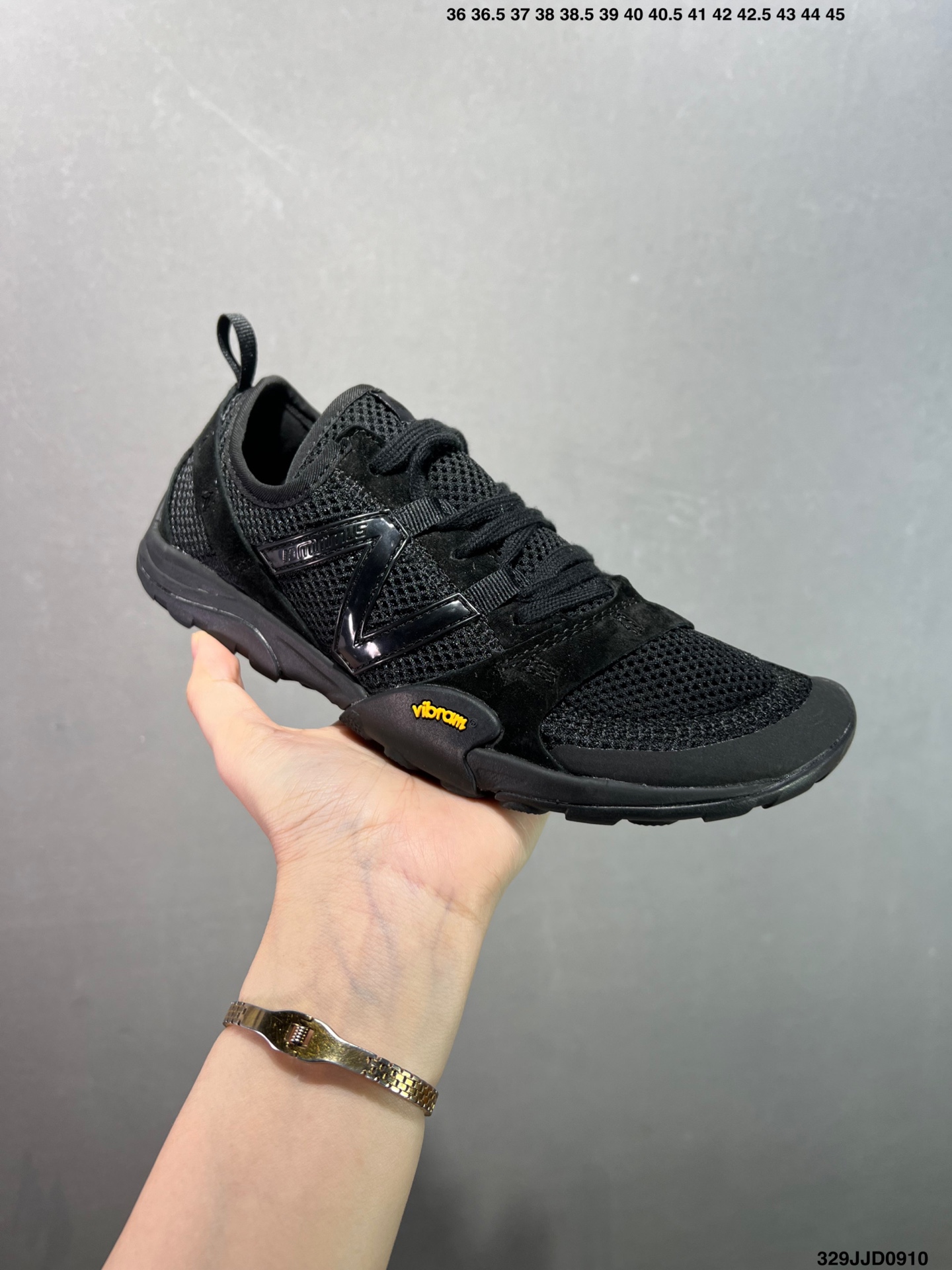 🈴️💰110 ✅NB新百伦New Balance MT10O”Dusk Rain“系列低帮薄底徒步休闲户外露营运动慢跑鞋“黄昏紫”MT10OAD 尺码：36 37 37.5 38 38.5 39.5 40 40.5 41.5 42 42.5 43 44 45 编码：329JJD0910 New Balance 最近迎来首款由(三宅一生) Issey Miyake 设计的球鞋作品——在设计师 Satoshi Kondo 的创意渲染下，似乎会掀起又一波平底鞋热潮。被 Issey Miyake 2024 春夏季的透明套装和渐变色搭配所包围，这双 New Balance MT10 显得非常吸睛，不仅仅因为侧面的大 “N” 标志。首先，这双鞋非常“平”，其设计受 New Balance 于 2010 年推出的 Minimus 跑鞋启发，Minimus 系列旨在让鞋履穿起来尽可能接近赤脚概念。MT10 作为 New Balance 越野跑系列的经典款，此番采取特别压缩的设定，同时融合 Issey Miyake 的典型元素以及标志性配色，与品牌 2024 春夏系列的主题相呼应，满载感性风情与轻盈脚感。来自 Issey Miyake 的 New Balance MT10 保留了 Minimus 运动鞋的半扁形状，并将鞋履本身蕴含的时尚魅力再提升一个层级，结合白、黑和蓝绿等低调配色，亦与 Miyake 的季节系列相得益彰。MT10 鞋面采用透气网布和优质皮革制成，旨在为双脚提供舒适透气包裹体验。至于鞋底，搭载尽可能少的衬垫，以彰显实在的接地感，尽管如此，这双球鞋依然保有充足抓地力，这应归功于底部的模压 Vibram