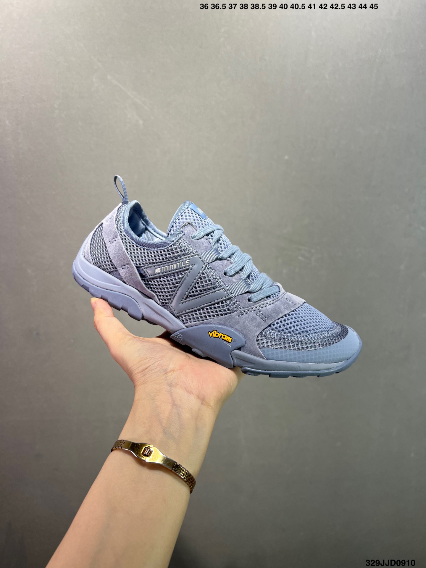 🈴️💰110 ✅NB新百伦New Balance MT10O”Dusk Rain“系列低帮薄底徒步休闲户外露营运动慢跑鞋“黄昏紫”MT10OAD 尺码：36 37 37.5 38 38.5 39.5 40 40.5 41.5 42 42.5 43 44 45 编码：329JJD0910 New Balance 最近迎来首款由(三宅一生) Issey Miyake 设计的球鞋作品——在设计师 Satoshi Kondo 的创意渲染下，似乎会掀起又一波平底鞋热潮。被 Issey Miyake 2024 春夏季的透明套装和渐变色搭配所包围，这双 New Balance MT10 显得非常吸睛，不仅仅因为侧面的大 “N” 标志。首先，这双鞋非常“平”，其设计受 New Balance 于 2010 年推出的 Minimus 跑鞋启发，Minimus 系列旨在让鞋履穿起来尽可能接近赤脚概念。MT10 作为 New Balance 越野跑系列的经典款，此番采取特别压缩的设定，同时融合 Issey Miyake 的典型元素以及标志性配色，与品牌 2024 春夏系列的主题相呼应，满载感性风情与轻盈脚感。来自 Issey Miyake 的 New Balance MT10 保留了 Minimus 运动鞋的半扁形状，并将鞋履本身蕴含的时尚魅力再提升一个层级，结合白、黑和蓝绿等低调配色，亦与 Miyake 的季节系列相得益彰。MT10 鞋面采用透气网布和优质皮革制成，旨在为双脚提供舒适透气包裹体验。至于鞋底，搭载尽可能少的衬垫，以彰显实在的接地感，尽管如此，这双球鞋依然保有充足抓地力，这应归功于底部的模压 Vibram