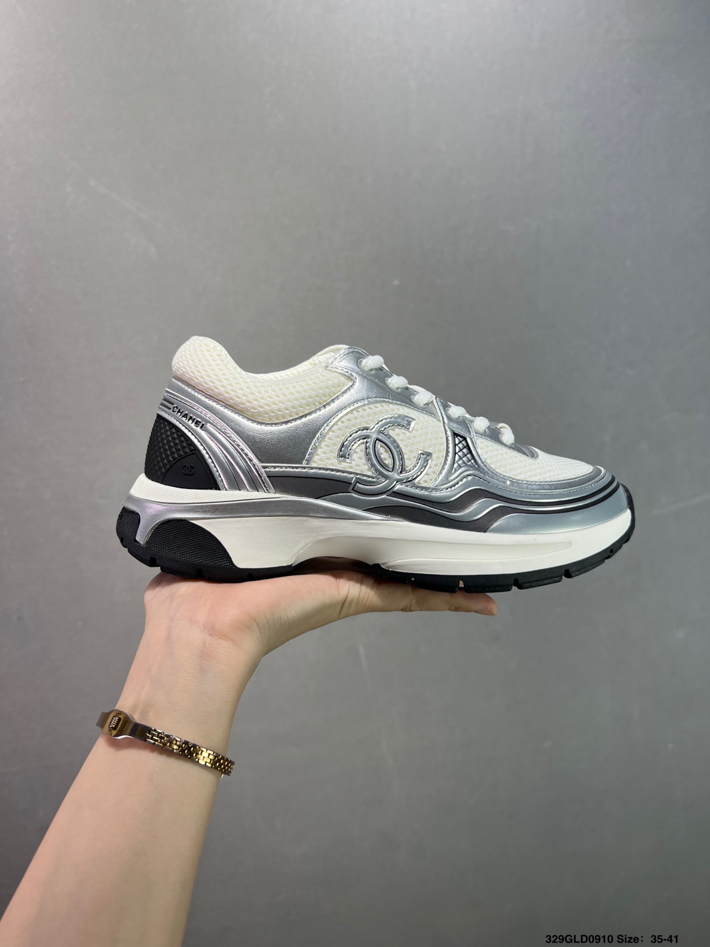 💰280 公司级✅Chanel香奈儿 25ss 春夏新款专柜顶级休闲款运动鞋 这款经典设计 鞋面多种工艺电绣的风格;大底却时尚运动;不平凡的拥入了多种配色元素多元化混搭非常好看百搭,休闲,时尚,运动,户外都能兼顾 鞋面采用: 原版进口高丝光牛反绒+进口混种羊皮 内里采用: 原版进口透气网 大底:原版独家开模+TPU组合大底 尺码:35-40 编码:329GLD0910