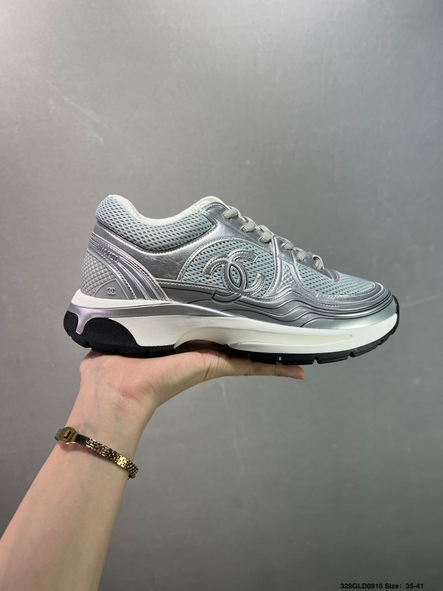 💰280 公司级✅Chanel香奈儿 25ss 春夏新款专柜顶级休闲款运动鞋 这款经典设计 鞋面多种工艺电绣的风格;大底却时尚运动;不平凡的拥入了多种配色元素多元化混搭非常好看百搭,休闲,时尚,运动,户外都能兼顾 鞋面采用: 原版进口高丝光牛反绒+进口混种羊皮 内里采用: 原版进口透气网 大底:原版独家开模+TPU组合大底 尺码:35-40 编码:329GLD0910