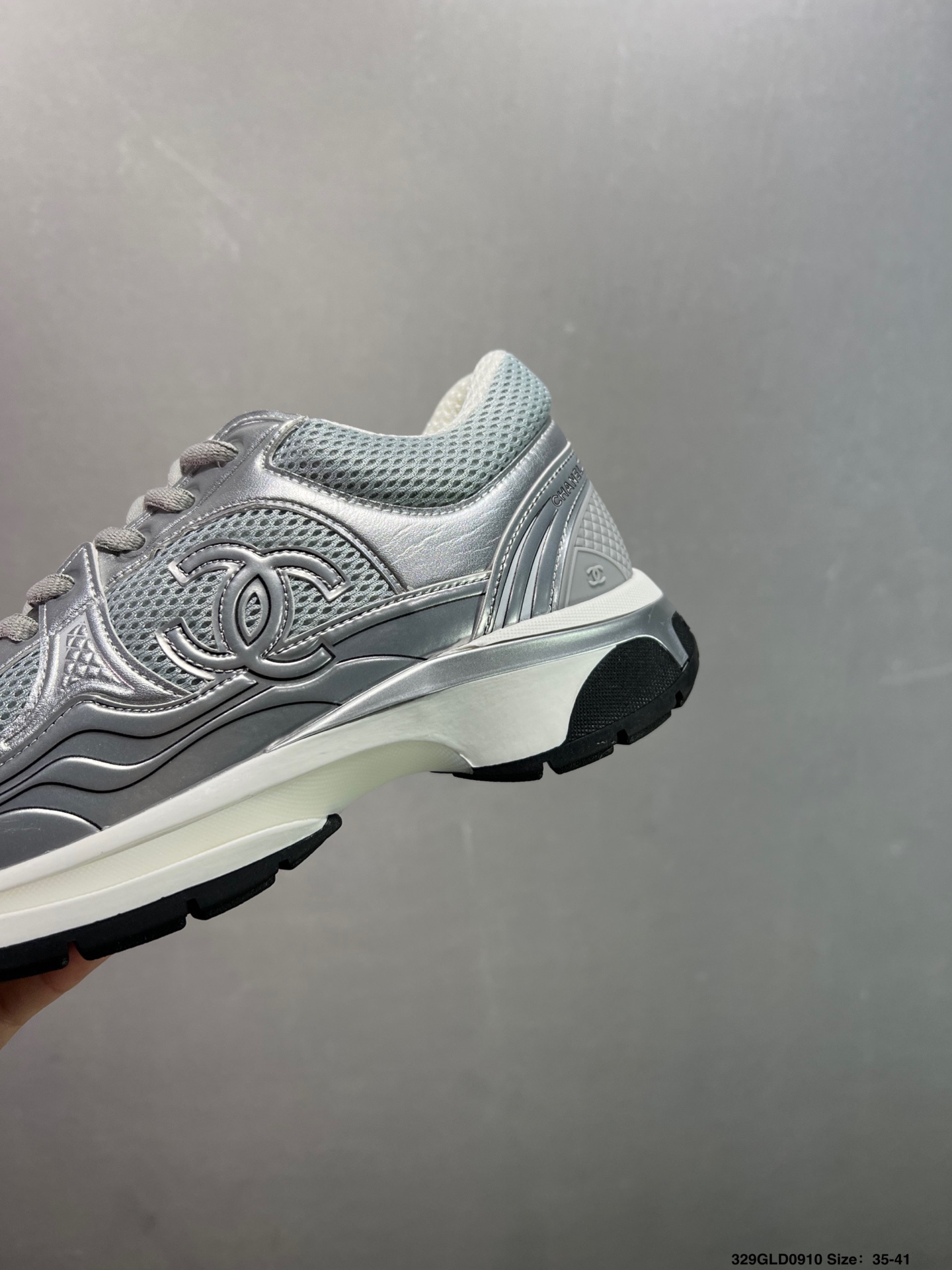 🈴️💰280 公司级✅Chanel香奈儿 25ss 春夏新款专柜顶级休闲款运动鞋 这款经典设计 鞋面多种工艺电绣的风格;大底却时尚运动;不平凡的拥入了多种配色元素多元化混搭非常好看百搭,休闲,时尚,运动,户外都能兼顾 鞋面采用: 原版进口高丝光牛反绒+进口混种羊皮 内里采用: 原版进口透气网 大底:原版独家开模+TPU组合大底 尺码:35-40 编码:329GLD0910