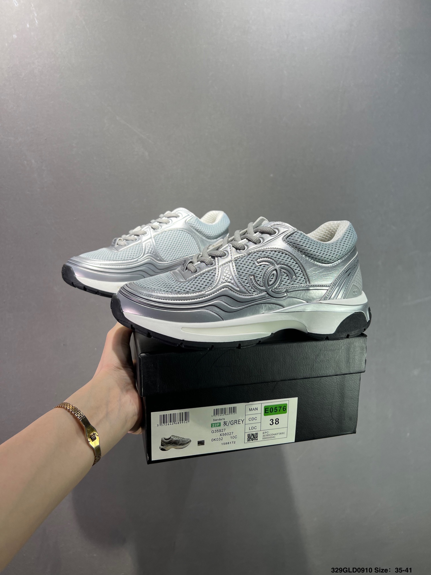 🈴️💰280 公司级✅Chanel香奈儿 25ss 春夏新款专柜顶级休闲款运动鞋 这款经典设计 鞋面多种工艺电绣的风格;大底却时尚运动;不平凡的拥入了多种配色元素多元化混搭非常好看百搭,休闲,时尚,运动,户外都能兼顾 鞋面采用: 原版进口高丝光牛反绒+进口混种羊皮 内里采用: 原版进口透气网 大底:原版独家开模+TPU组合大底 尺码:35-40 编码:329GLD0910