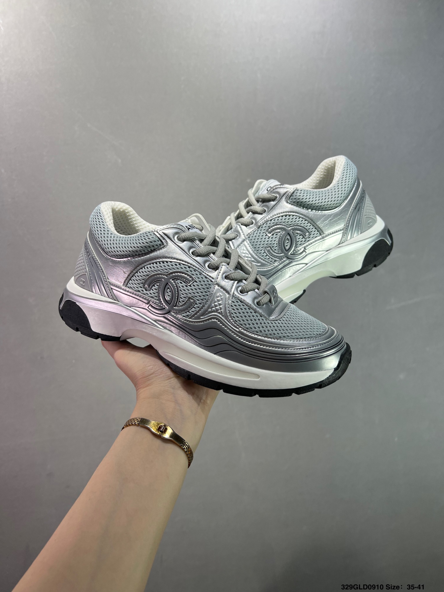 🈴️💰280 公司级✅Chanel香奈儿 25ss 春夏新款专柜顶级休闲款运动鞋 这款经典设计 鞋面多种工艺电绣的风格;大底却时尚运动;不平凡的拥入了多种配色元素多元化混搭非常好看百搭,休闲,时尚,运动,户外都能兼顾 鞋面采用: 原版进口高丝光牛反绒+进口混种羊皮 内里采用: 原版进口透气网 大底:原版独家开模+TPU组合大底 尺码:35-40 编码:329GLD0910