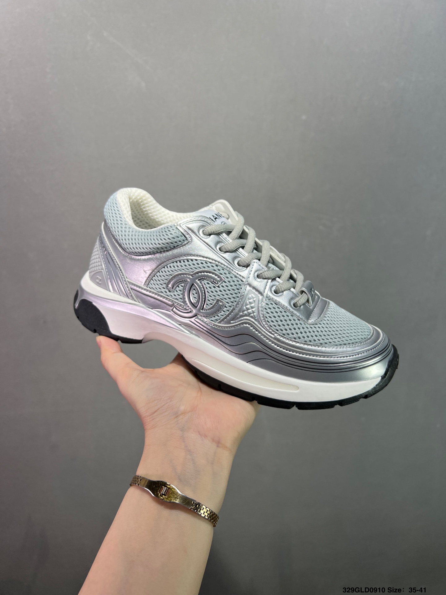 🈴️💰280 公司级✅Chanel香奈儿 25ss 春夏新款专柜顶级休闲款运动鞋 这款经典设计 鞋面多种工艺电绣的风格;大底却时尚运动;不平凡的拥入了多种配色元素多元化混搭非常好看百搭,休闲,时尚,运动,户外都能兼顾 鞋面采用: 原版进口高丝光牛反绒+进口混种羊皮 内里采用: 原版进口透气网 大底:原版独家开模+TPU组合大底 尺码:35-40 编码:329GLD0910