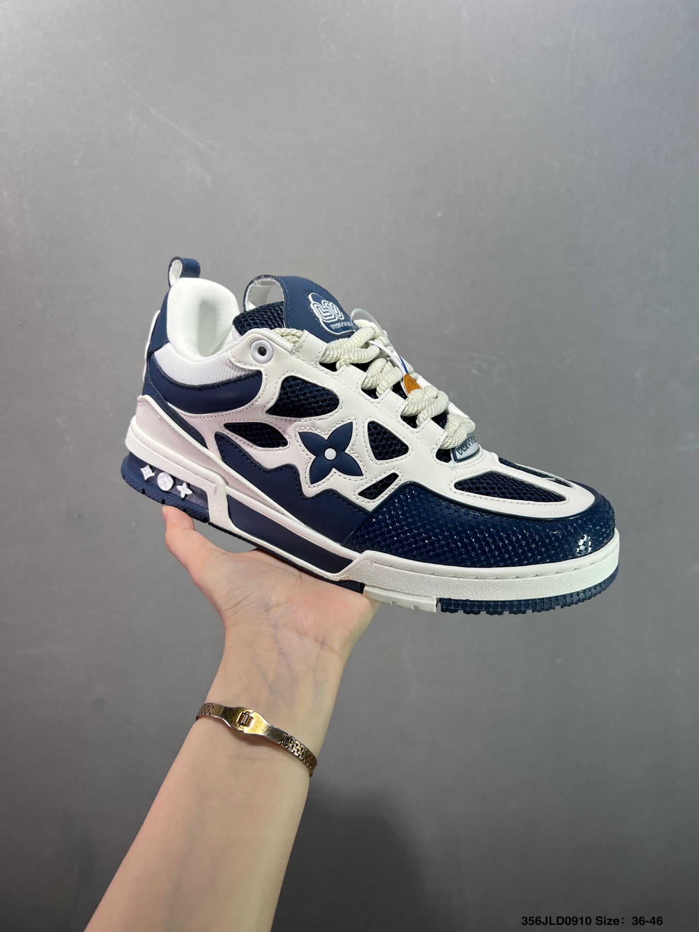 🈴️💰180
公司级✅路易威登/Louis Vuitton  LV路易威登板鞋      
新款 LV Trainer最新配色运动鞋  L家 篮球鞋风格运动鞋   该鞋由艺术总监 VIRGIL ABLOH设计 垫脚聚米微料加透气英伦网布  细节原版一致 Size:36-46 ID:356JLD0910