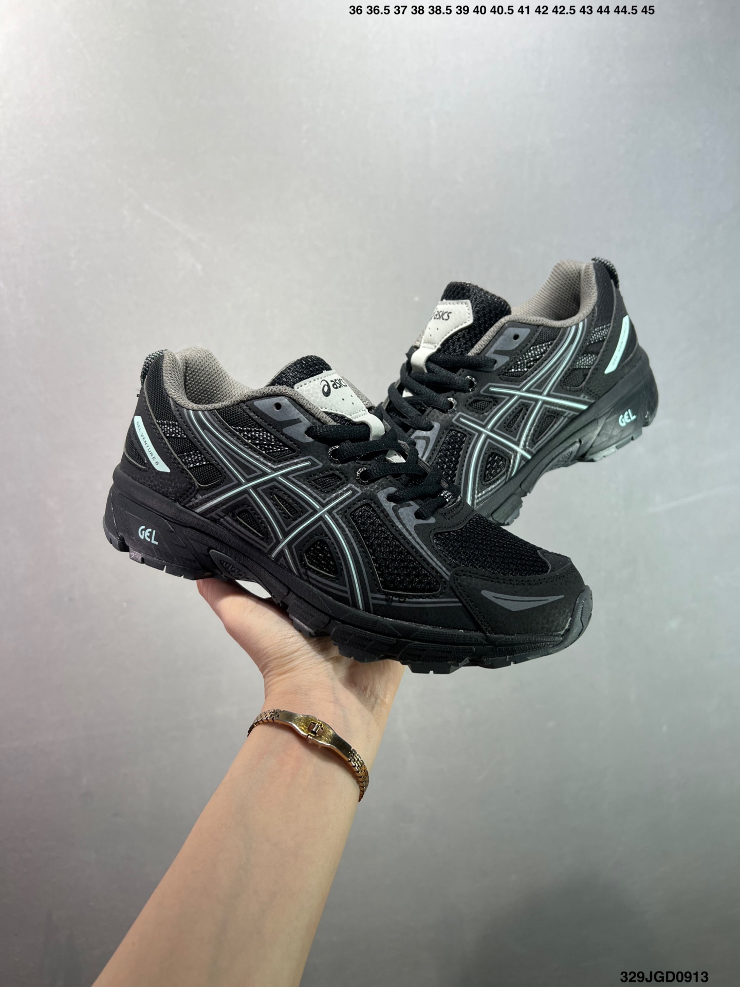 🈴️💰120 ✅GEL-VENTURE 6系列 经典跑鞋 如今机能风和户外风吹得正劲，便是主打“Urban Outdoor机能越野风格”，城市和户外场景都能轻松应对。关键是跑鞋的颜值也很高 货号:1012B359 尺码:36 37 37.5 38 39 39.5 40.5 41.5 42 42.5 43.5 44 45 ID:329JGD0913