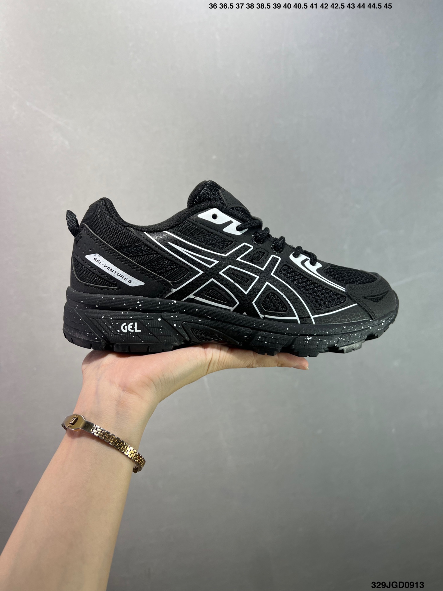 💰120 ✅GEL-VENTURE 6系列 经典跑鞋 如今机能风和户外风吹得正劲，便是主打“Urban Outdoor机能越野风格”，城市和户外场景都能轻松应对。关键是跑鞋的颜值也很高 货号:1012B359 尺码:36 37 37.5 38 39 39.5 40.5 41.5 42 42.5 43.5 44 45 ID:329JGD0913