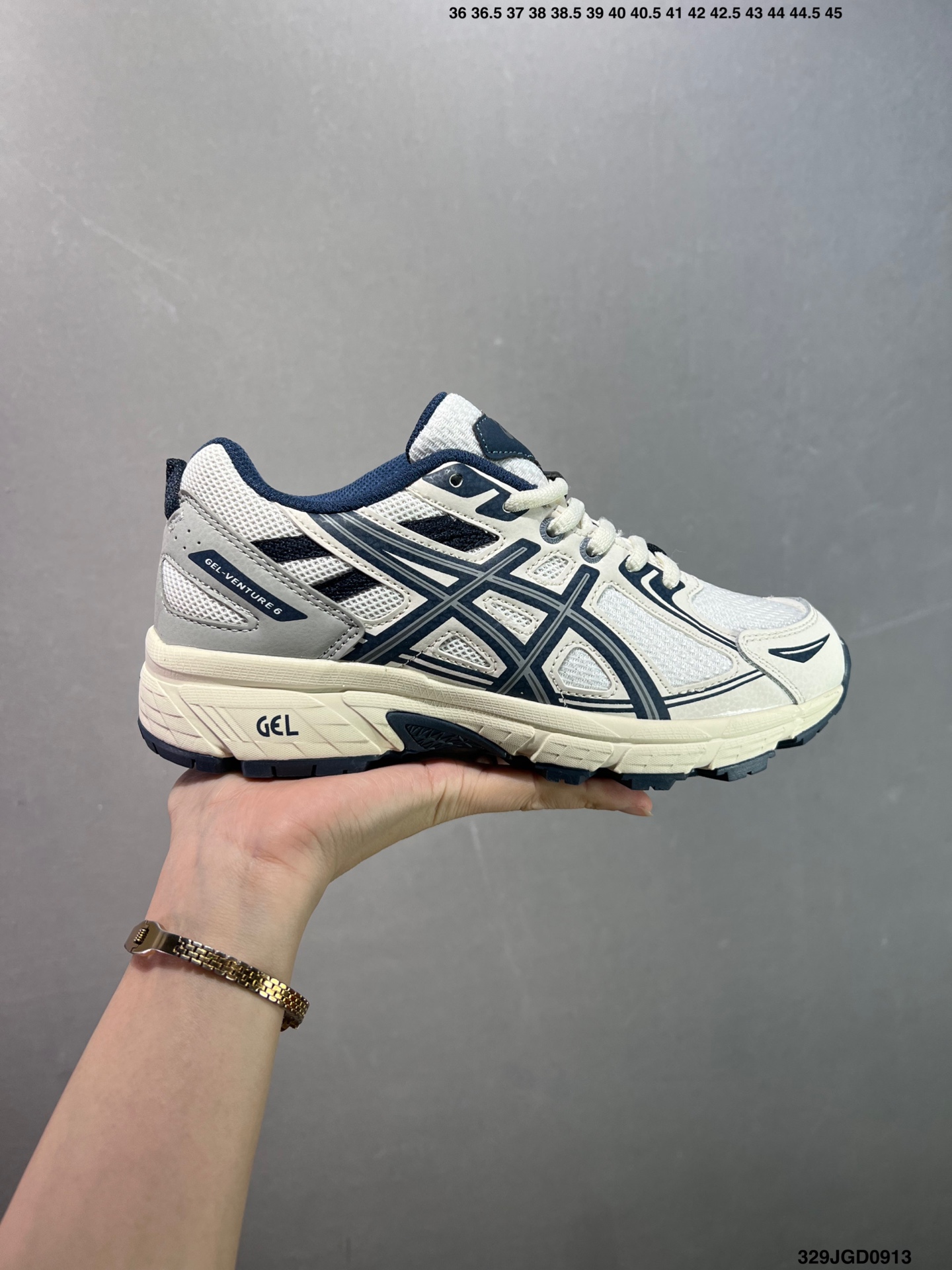 💰120 ✅GEL-VENTURE 6系列 经典跑鞋 如今机能风和户外风吹得正劲，便是主打“Urban Outdoor机能越野风格”，城市和户外场景都能轻松应对。关键是跑鞋的颜值也很高 货号:1012B359 尺码:36 37 37.5 38 39 39.5 40.5 41.5 42 42.5 43.5 44 45 ID:329JGD0913