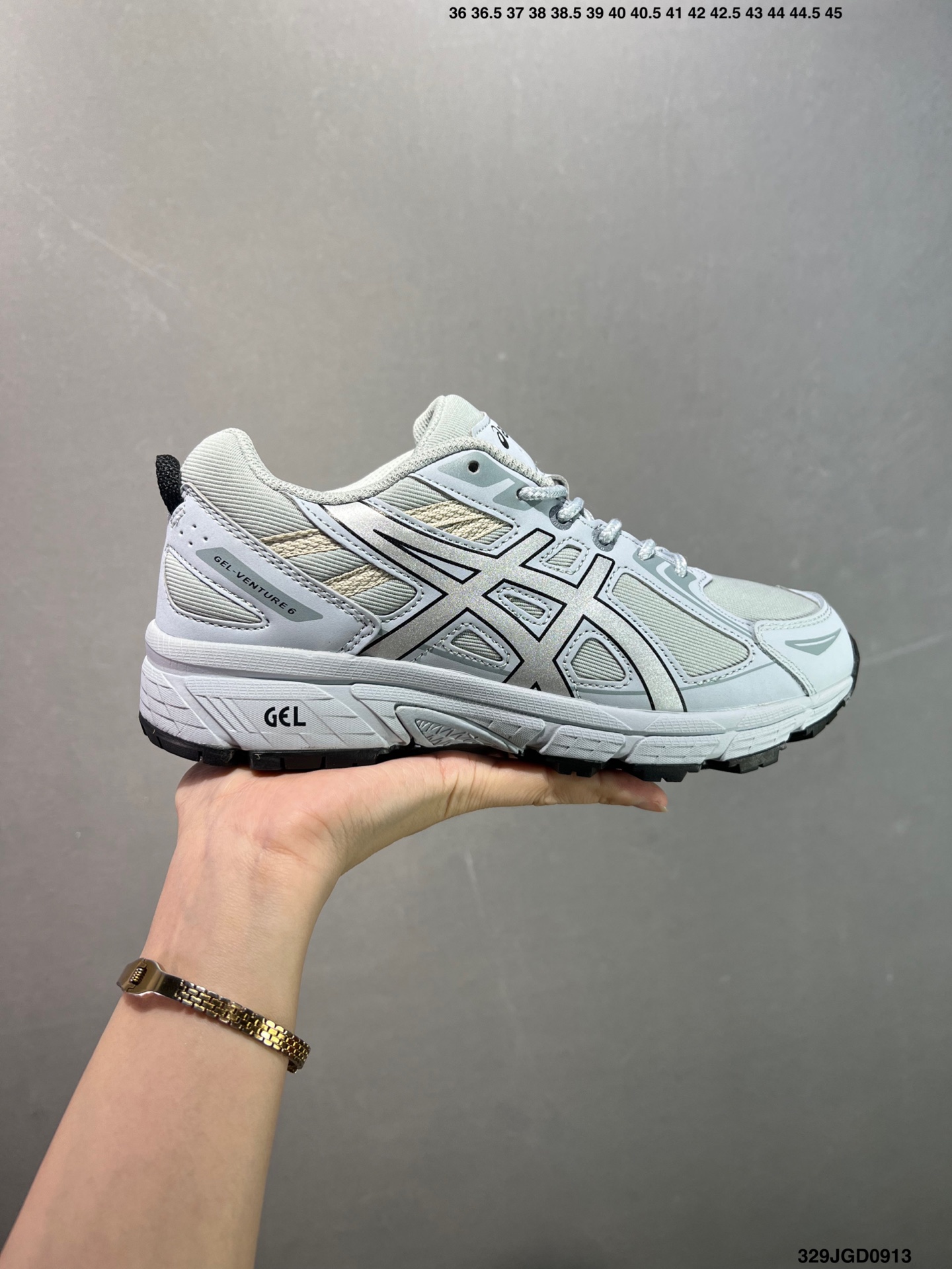 💰120 ✅GEL-VENTURE 6系列 经典跑鞋 如今机能风和户外风吹得正劲,便是主打“Urban Outdoor机能越野风格”,城市和户外场景都能轻松应对。关键是跑鞋的颜值也很高 货号:1012B359 尺码:36 37 37.5 38 39 39.5 40.5 41.5 42 42.5 43.5 44 45 ID:329JGD0913