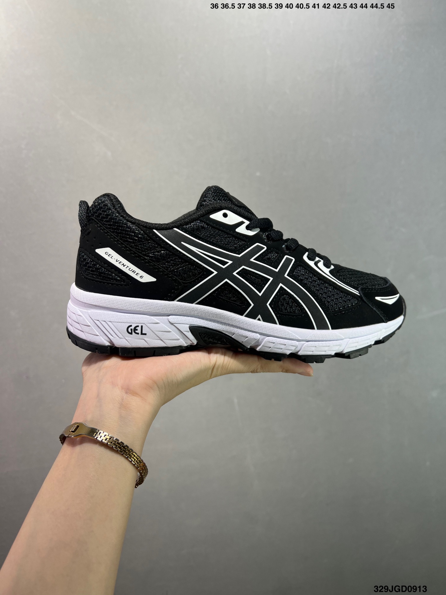 💰120 ✅GEL-VENTURE 6系列 经典跑鞋 如今机能风和户外风吹得正劲,便是主打“Urban Outdoor机能越野风格”,城市和户外场景都能轻松应对。关键是跑鞋的颜值也很高 货号:1012B359 尺码:36 37 37.5 38 39 39.5 40.5 41.5 42 42.5 43.5 44 45 ID:329JGD0913