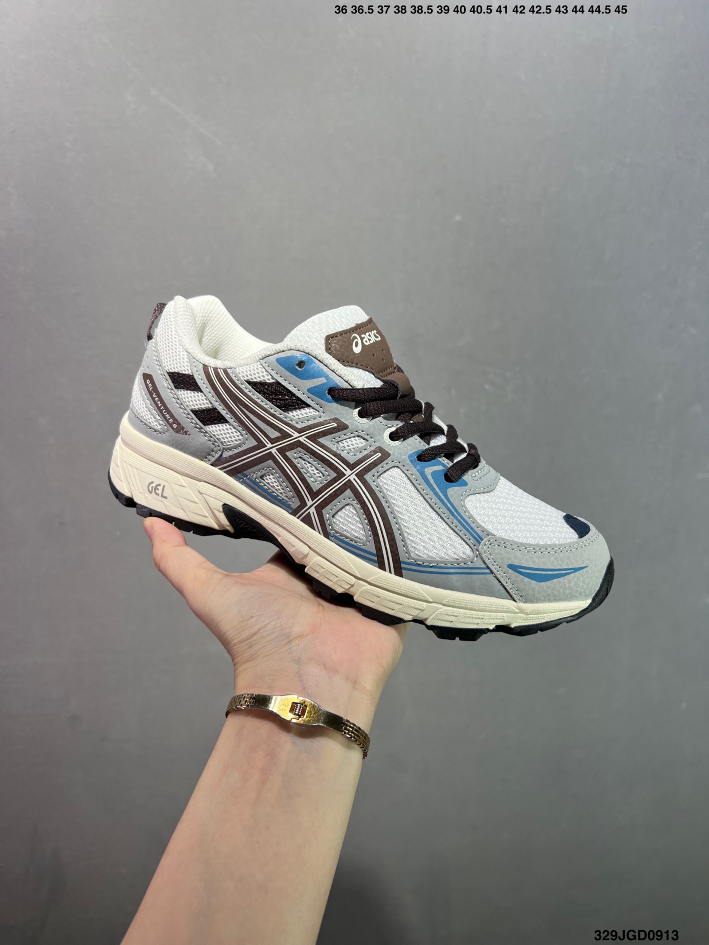 🈴️💰120 ✅GEL-VENTURE 6系列 经典跑鞋 如今机能风和户外风吹得正劲，便是主打“Urban Outdoor机能越野风格”，城市和户外场景都能轻松应对。关键是跑鞋的颜值也很高 货号:1012B359 尺码:36 37 37.5 38 39 39.5 40.5 41.5 42 42.5 43.5 44 45 ID:329JGD0913