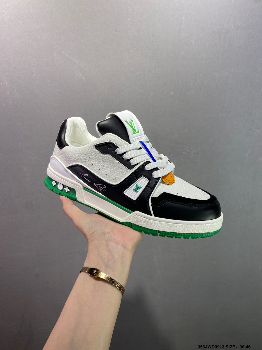 💰160
公司级✅路易威登/Louis Vuitton  LV路易威登板鞋      
新款 LV Trainer最新配色运动鞋  L家 篮球鞋风格运动鞋   该鞋由艺术总监 VIRGIL ABLOH设计 垫脚聚米微料加透气英伦网布  细节原版一致 Size:36-46 ID:356JWD0913