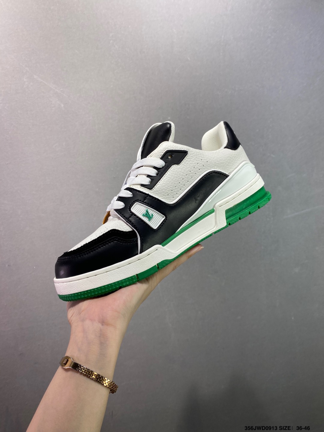 💰160
公司级✅路易威登/Louis Vuitton  LV路易威登板鞋      
新款 LV Trainer最新配色运动鞋  L家 篮球鞋风格运动鞋   该鞋由艺术总监 VIRGIL ABLOH设计 垫脚聚米微料加透气英伦网布  细节原版一致 Size:36-46 ID:356JWD0913