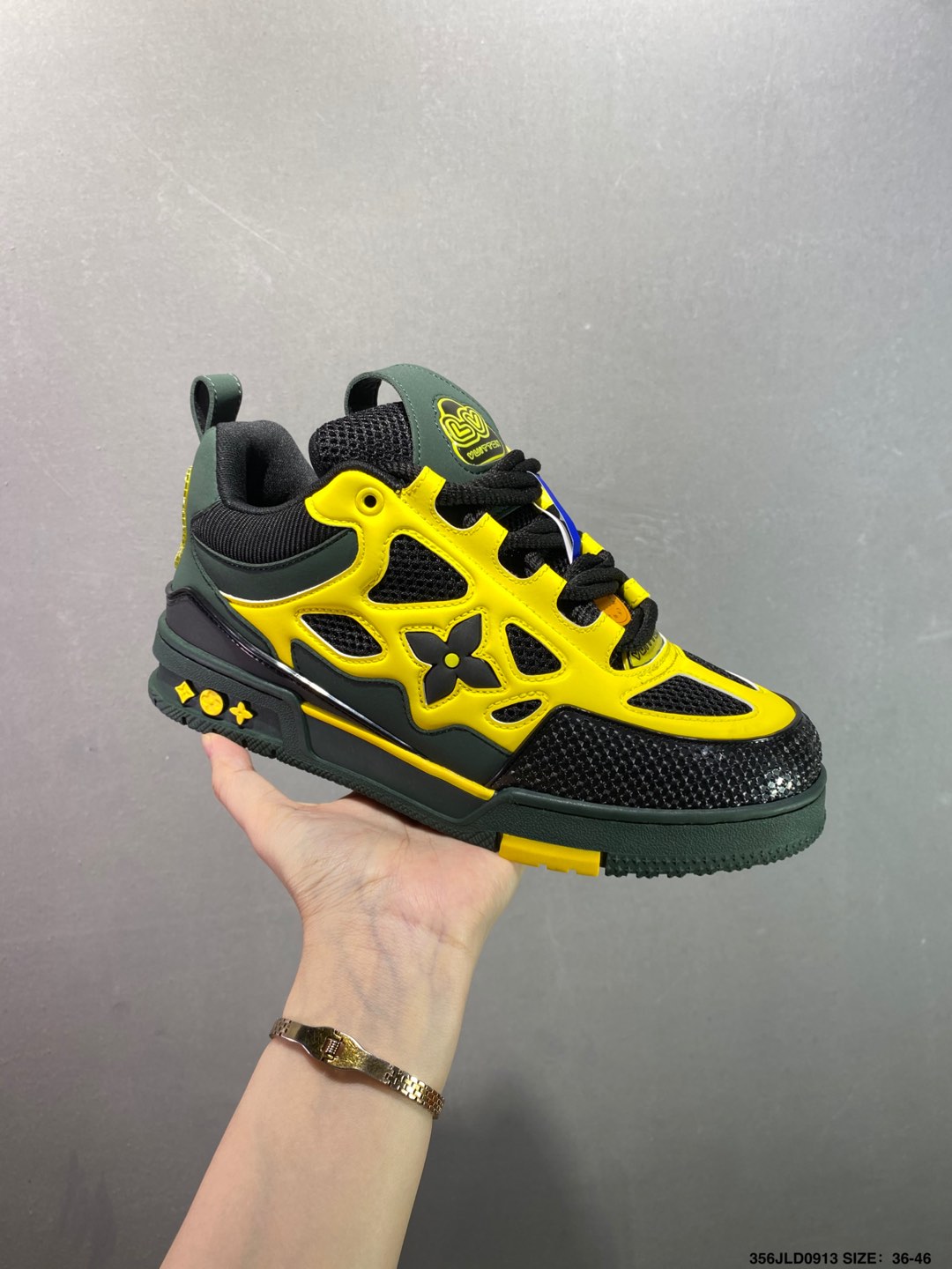 💰180
公司级✅路易威登/Louis Vuitton  LV路易威登板鞋      
新款 LV Trainer最新配色运动鞋  L家 篮球鞋风格运动鞋   该鞋由艺术总监 VIRGIL ABLOH设计 垫脚聚米微料加透气英伦网布  细节原版一致 Size:36-46 ID:356JLD0913