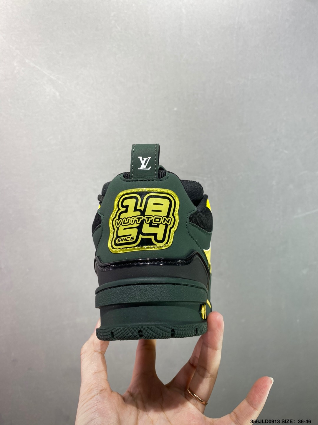 💰180
公司级✅路易威登/Louis Vuitton  LV路易威登板鞋      
新款 LV Trainer最新配色运动鞋  L家 篮球鞋风格运动鞋   该鞋由艺术总监 VIRGIL ABLOH设计 垫脚聚米微料加透气英伦网布  细节原版一致 Size:36-46 ID:356JLD0913