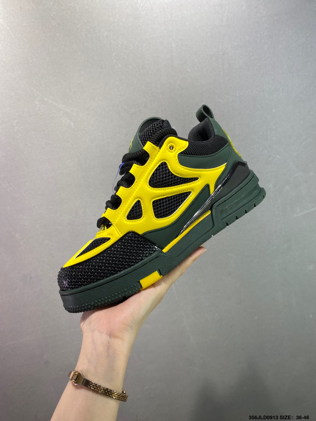 💰180
公司级✅路易威登/Louis Vuitton  LV路易威登板鞋      
新款 LV Trainer最新配色运动鞋  L家 篮球鞋风格运动鞋   该鞋由艺术总监 VIRGIL ABLOH设计 垫脚聚米微料加透气英伦网布  细节原版一致 Size:36-46 ID:356JLD0913