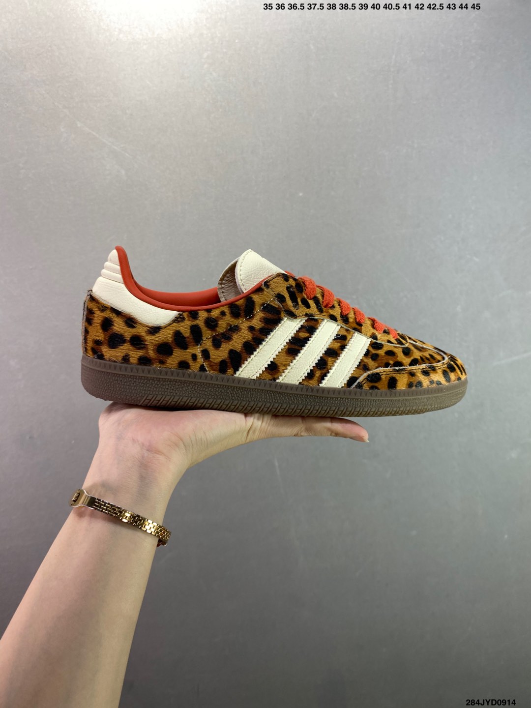 💰90
✅阿迪达斯三叶草Adidas Originals Samba OG 桑巴舞系列绅士德训足球风百搭低帮休闲运动板鞋 豹纹 黑红
货号:JI27354
尺码:35.5 36 36.5 37 38 38.5 39 40 40.5 41 42 42.5 43 44 45