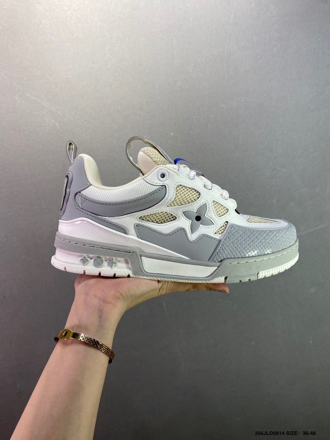 💰180
公司级✅路易威登/Louis Vuitton  LV路易威登板鞋      
新款 LV Trainer最新配色运动鞋  L家 篮球鞋风格运动鞋   该鞋由艺术总监 VIRGIL ABLOH设计 垫脚聚米微料加透气英伦网布  细节原版一致 Size:36-46 ID:356JLD0914