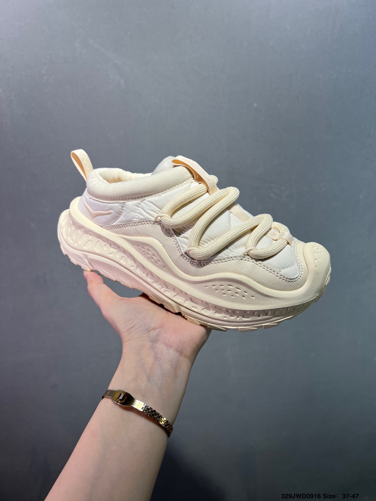 💰160
公司级✅HOKA ONE ONE Ora Primo
内里薄绒 秋冬季保暖半拖 实拍首发
这款鞋无论从脚感上 设计上都是当 顶流
极具穿搭属性 时尚感很足
外型设计相当的新颖 鞋面是有防水功能的
鞋底防滑效果也相当不错
并且有非常不错的增高效果
官方货号: 11415703633
尺码:36 36.5 37.5 38 38.5 39 40 40.5 41 42 42.5 43 44 45 46 47
ID:329JWD0916