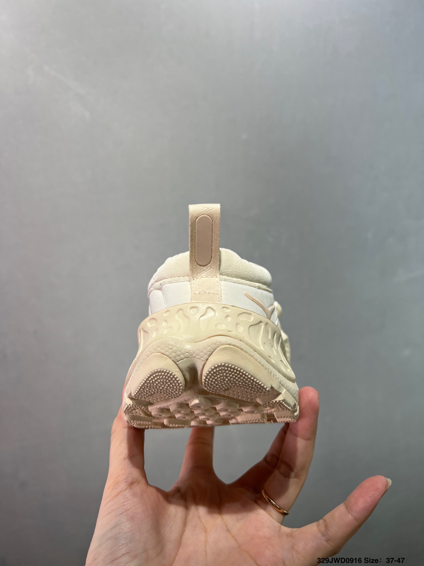 💰160
公司级✅HOKA ONE ONE Ora Primo
内里薄绒 秋冬季保暖半拖 实拍首发
这款鞋无论从脚感上 设计上都是当 顶流
极具穿搭属性 时尚感很足
外型设计相当的新颖 鞋面是有防水功能的
鞋底防滑效果也相当不错
并且有非常不错的增高效果
官方货号: 11415703633
尺码:36 36.5 37.5 38 38.5 39 40 40.5 41 42 42.5 43 44 45 46 47
ID:329JWD0916