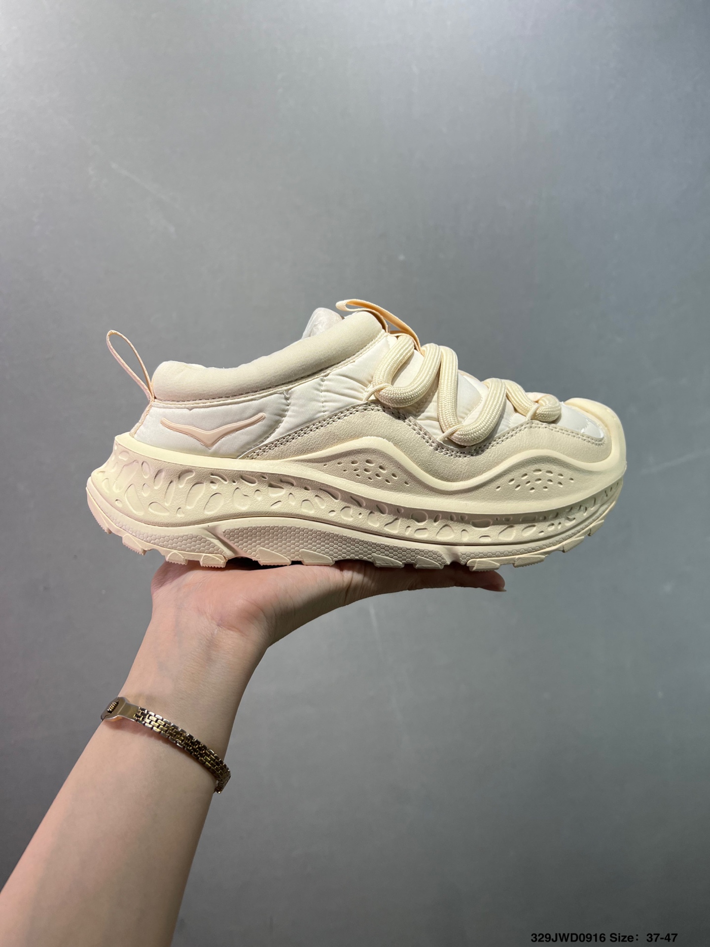 💰160
公司级✅HOKA ONE ONE Ora Primo 
内里薄绒 秋冬季保暖半拖 实拍首发 
这款鞋无论从脚感上 设计上都是当 顶流
极具穿搭属性 时尚感很足
外型设计相当的新颖 鞋面是有防水功能的 
鞋底防滑效果也相当不错 
并且有非常不错的增高效果
官方货号: 11415703633
尺码:36 36.5 37.5 38 38.5 39 40 40.5 41 42 42.5 43 44 45 46 47
ID：329JWD0916