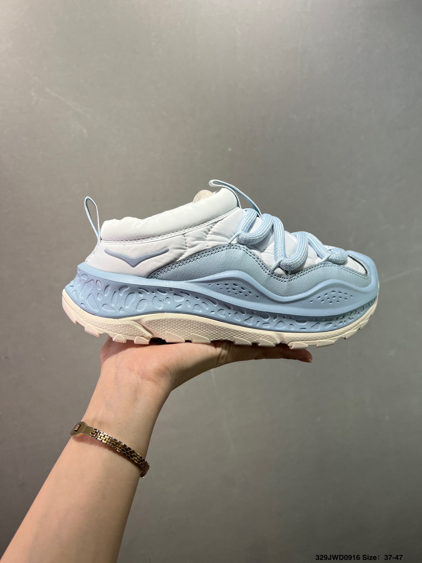 💰160
公司级✅HOKA ONE ONE Ora Primo 
内里薄绒 秋冬季保暖半拖 实拍首发 
这款鞋无论从脚感上 设计上都是当 顶流
极具穿搭属性 时尚感很足
外型设计相当的新颖 鞋面是有防水功能的 
鞋底防滑效果也相当不错 
并且有非常不错的增高效果
官方货号: 11415703633
尺码:36 36.5 37.5 38 38.5 39 40 40.5 41 42 42.5 43 44 45 46 47
ID：329JWD0916