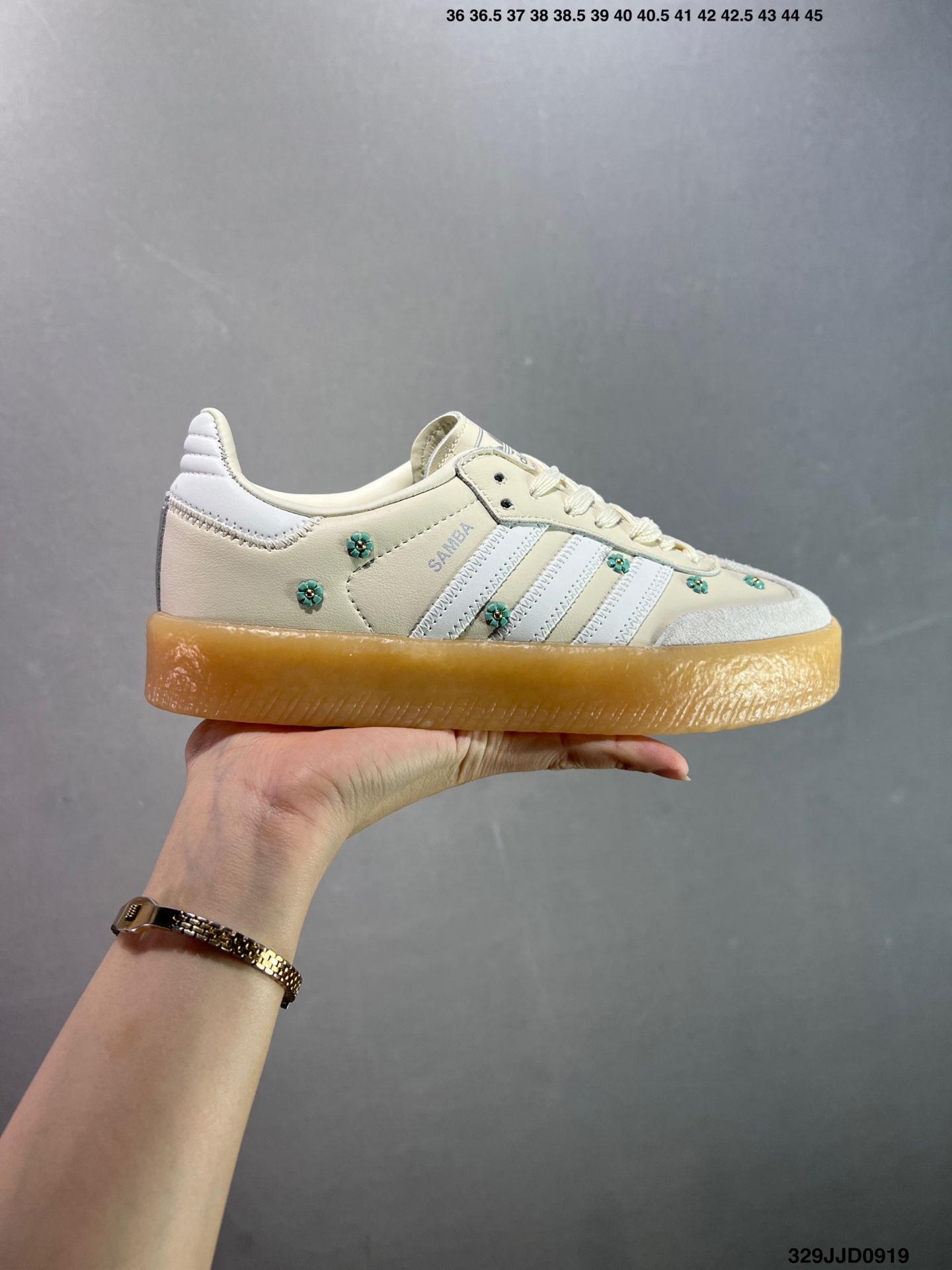 AD Samba XLG 桑巴舞加大厚底版系列德训风百搭松糕休闲运动板鞋生胶底 JS3954 自Originals Samba成功借势Blokecore风潮一跃成为街头巷尾的焦点鞋款后,不论是围绕Samba本身打造的各式「变种版本」,还是以Samba为蓝本打造联名鞋款,都成为了时尚潮流人士日常穿搭首选.Samba XLG是adidas Originals不断扩展XLG系列的一部分,旨在与年轻文化相契合,迎合那些希望通过个性时尚表达自我而不愿牺牲舒适度的年轻群体.街头时尚领域的Gen Z特别偏爱宽松的穿着风格.Samba XLG针对这一点做了创新.它在延续Samba OG经典设计的基础上,迎合年轻群体的穿着习惯,重塑为宽大的鞋身比例轮廓以及加厚中底,让消费者轻松展示自己独特的风格.全新的Samba XLG系列不仅迎合了当下年轻群体的穿搭习惯,加宽了鞋身比例以及将中底进一步增厚,在视觉比例上更加饱满,同时还保留了经典Samba的细节,这样一来,鞋迷朋友在穿搭上不仅能更加个性化,而且还能延续一定的复古感受. 2⁄3 371⁄3 38 382⁄3 391⁄3 40 402⁄3 411⁄3 42 422⁄3 431⁄3 44 45 编码:329JJD0919
