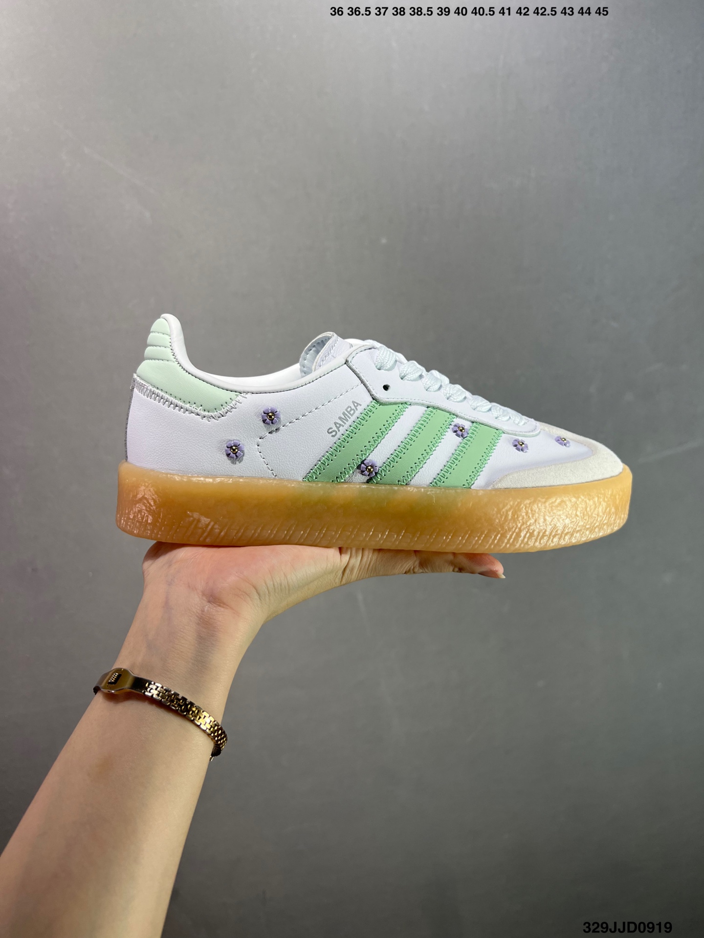AD Samba XLG 桑巴舞加大厚底版系列德训风百搭松糕休闲运动板鞋生胶底 JS3954 自Originals Samba成功借势Blokecore风潮一跃成为街头巷尾的焦点鞋款后,不论是围绕Samba本身打造的各式「变种版本」,还是以Samba为蓝本打造联名鞋款,都成为了时尚潮流人士日常穿搭首选.Samba XLG是adidas Originals不断扩展XLG系列的一部分,旨在与年轻文化相契合,迎合那些希望通过个性时尚表达自我而不愿牺牲舒适度的年轻群体.街头时尚领域的Gen Z特别偏爱宽松的穿着风格.Samba XLG针对这一点做了创新.它在延续Samba OG经典设计的基础上,迎合年轻群体的穿着习惯,重塑为宽大的鞋身比例轮廓以及加厚中底,让消费者轻松展示自己独特的风格.全新的Samba XLG系列不仅迎合了当下年轻群体的穿搭习惯,加宽了鞋身比例以及将中底进一步增厚,在视觉比例上更加饱满,同时还保留了经典Samba的细节,这样一来,鞋迷朋友在穿搭上不仅能更加个性化,而且还能延续一定的复古感受. 2⁄3 371⁄3 38 382⁄3 391⁄3 40 402⁄3 411⁄3 42 422⁄3 431⁄3 44 45 编码:329JJD0919
