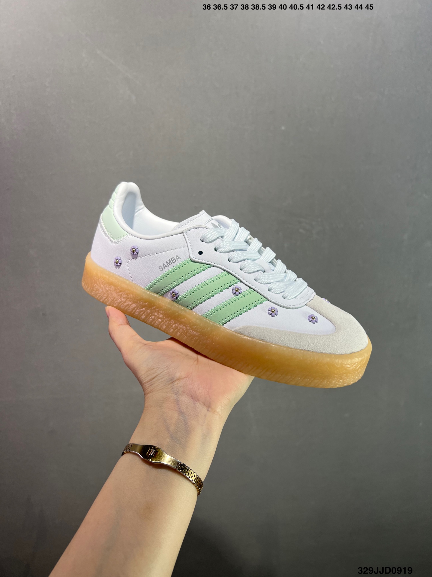 AD Samba XLG 桑巴舞加大厚底版系列德训风百搭松糕休闲运动板鞋生胶底 JS3954 自Originals Samba成功借势Blokecore风潮一跃成为街头巷尾的焦点鞋款后,不论是围绕Samba本身打造的各式「变种版本」,还是以Samba为蓝本打造联名鞋款,都成为了时尚潮流人士日常穿搭首选.Samba XLG是adidas Originals不断扩展XLG系列的一部分,旨在与年轻文化相契合,迎合那些希望通过个性时尚表达自我而不愿牺牲舒适度的年轻群体.街头时尚领域的Gen Z特别偏爱宽松的穿着风格.Samba XLG针对这一点做了创新.它在延续Samba OG经典设计的基础上,迎合年轻群体的穿着习惯,重塑为宽大的鞋身比例轮廓以及加厚中底,让消费者轻松展示自己独特的风格.全新的Samba XLG系列不仅迎合了当下年轻群体的穿搭习惯,加宽了鞋身比例以及将中底进一步增厚,在视觉比例上更加饱满,同时还保留了经典Samba的细节,这样一来,鞋迷朋友在穿搭上不仅能更加个性化,而且还能延续一定的复古感受. 2⁄3 371⁄3 38 382⁄3 391⁄3 40 402⁄3 411⁄3 42 422⁄3 431⁄3 44 45 编码:329JJD0919