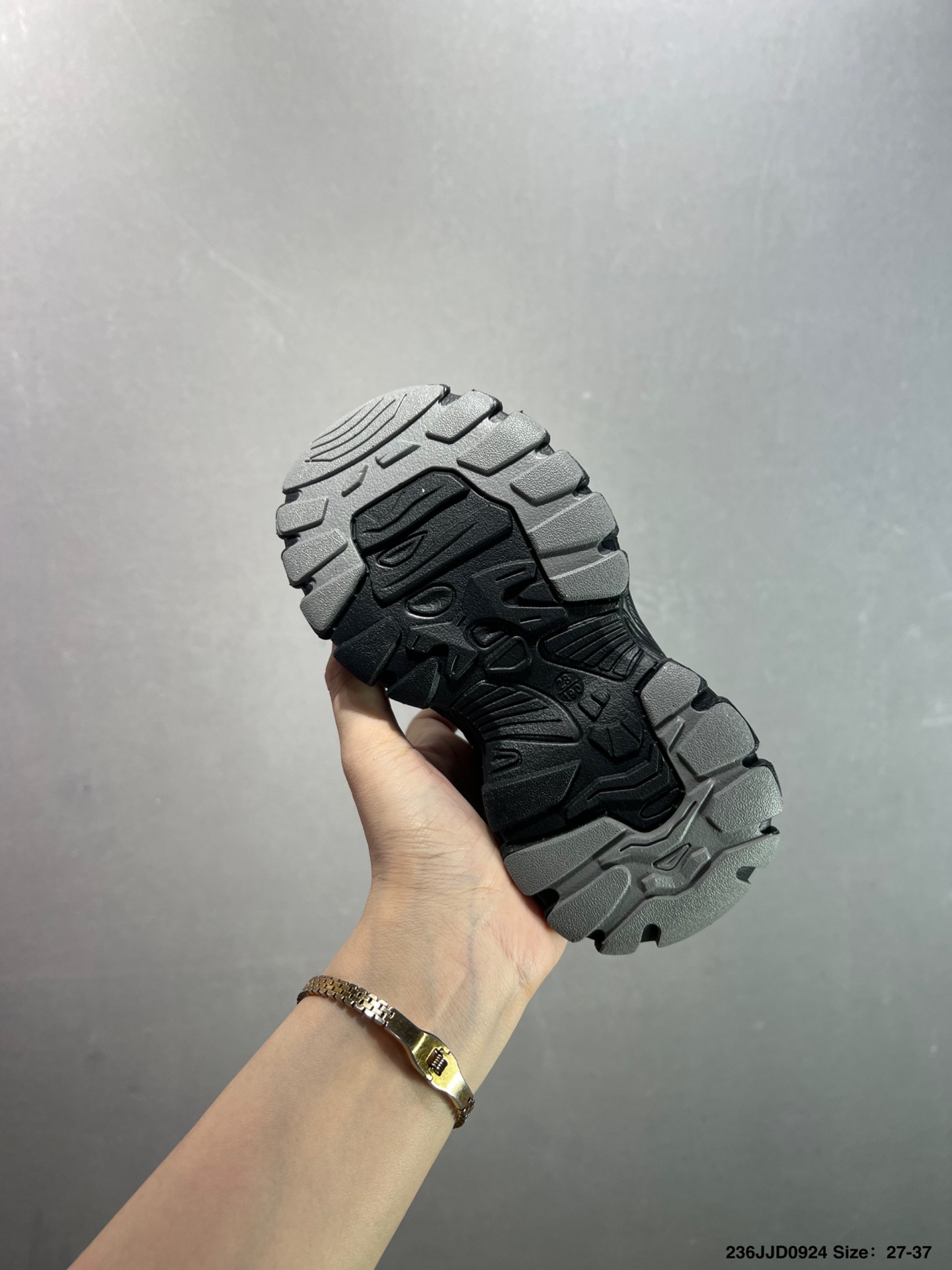 图片[7]-童鞋萌娃休闲鞋✅ASICS/亚瑟士 Tiger GEL-NYC户外越野休闲运动跑步鞋。#透气网眼鞋面配合部分合成革材质#采用全新AHAR+橡胶材质,更加耐磨. 货号：1201A789-125 尺码：27～37-选品中心