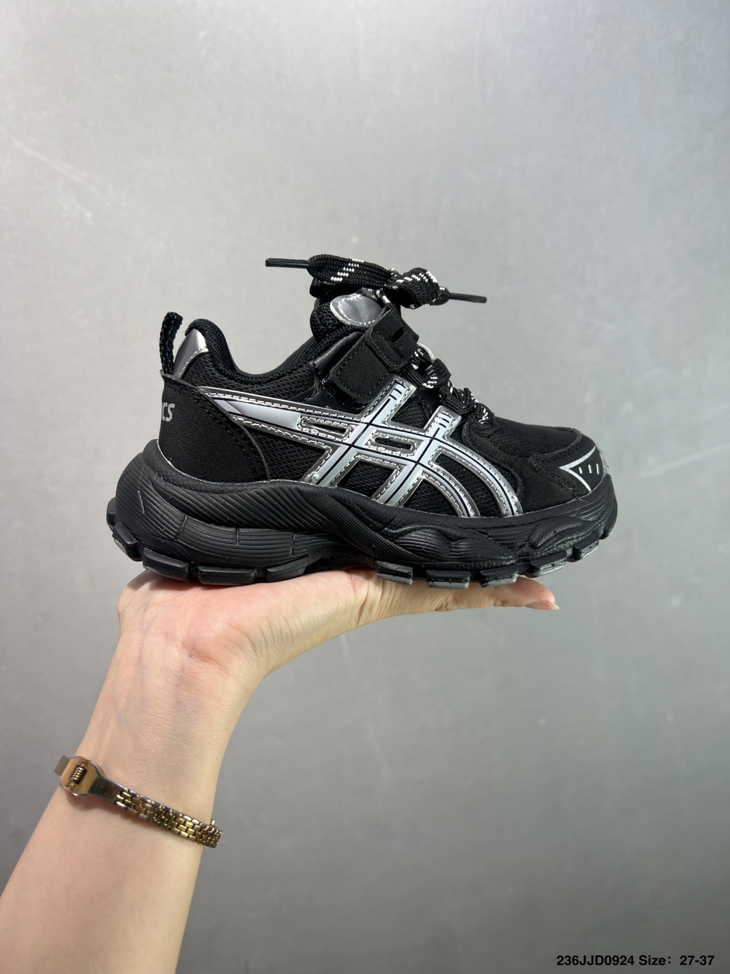 童鞋萌娃休闲鞋✅ASICS/亚瑟士 Tiger GEL-NYC户外越野休闲运动跑步鞋。#透气网眼鞋面配合部分合成革材质#采用全新AHAR+橡胶材质,更加耐磨. 货号：1201A789-125 尺码：27～37-选品中心