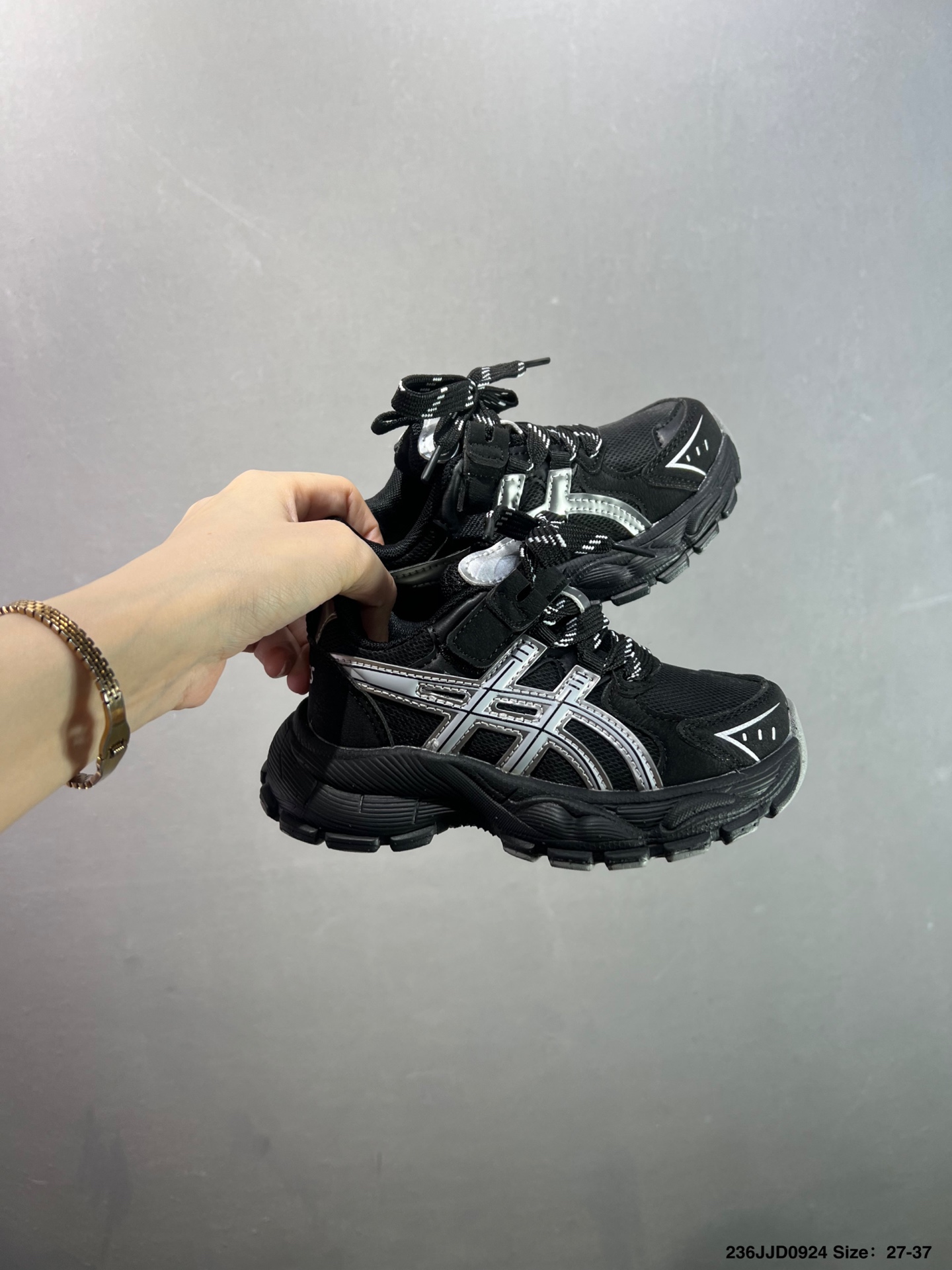 图片[9]-童鞋萌娃休闲鞋✅ASICS/亚瑟士 Tiger GEL-NYC户外越野休闲运动跑步鞋。#透气网眼鞋面配合部分合成革材质#采用全新AHAR+橡胶材质,更加耐磨. 货号：1201A789-125 尺码：27～37-选品中心