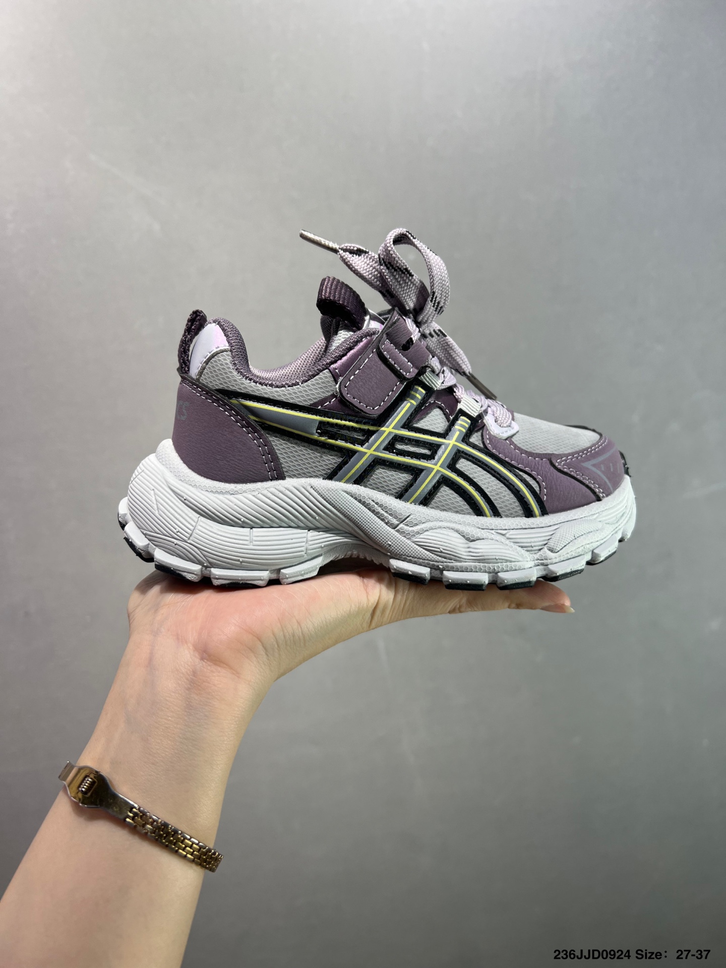 童鞋萌娃休闲鞋✅ASICS/亚瑟士 Tiger GEL-NYC户外越野休闲运动跑步鞋。#透气网眼鞋面配合部分合成革材质#采用全新AHAR+橡胶材质,更加耐磨. 货号：1201A789-125 尺码：27～37-选品中心