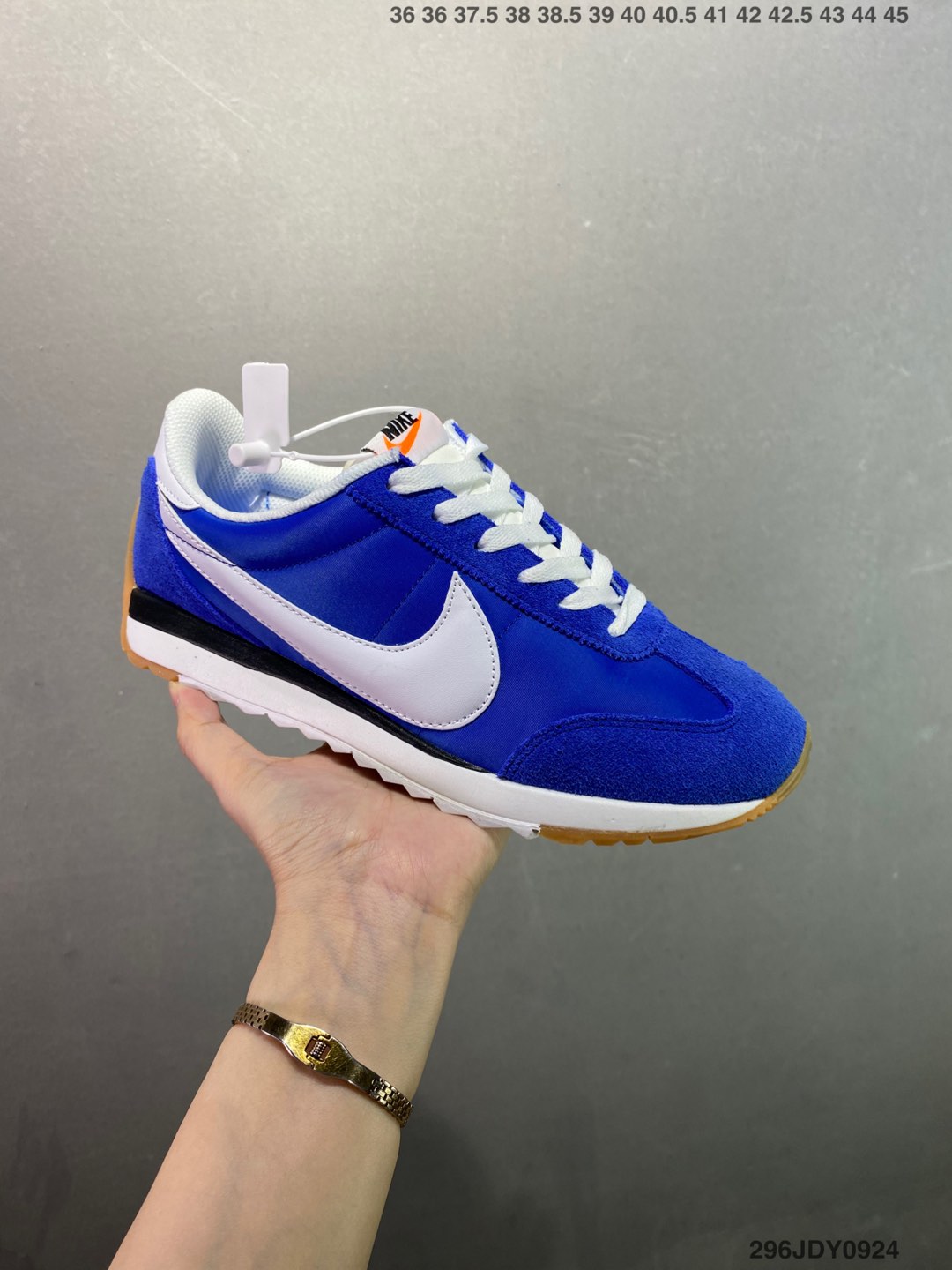 供货价:120💰高瑞莆田鞋👟星选安福优品,得物APP同步款,顺丰包邮得物1:1面单,下单赠送精美礼品🎁
✅Nike Classic Cortez Leather 
秉承元年款经典风格 糅合防水鞋面设计
传统鞋带系统和覆面设计增强贴合感
提升耐久性 彰显经典风格
EVA 泡棉中底轻盈缓震
纯色橡胶外底搭配人字形底纹
缔造出色耐久性和多向抓地力
天猫订单本实体可操作原价款

货号: HM4771-105
SIZE : 36 36.5 37 38 38.5 39 40 40.5 41 42 42.5 43 44 45
编码：296JDY0924