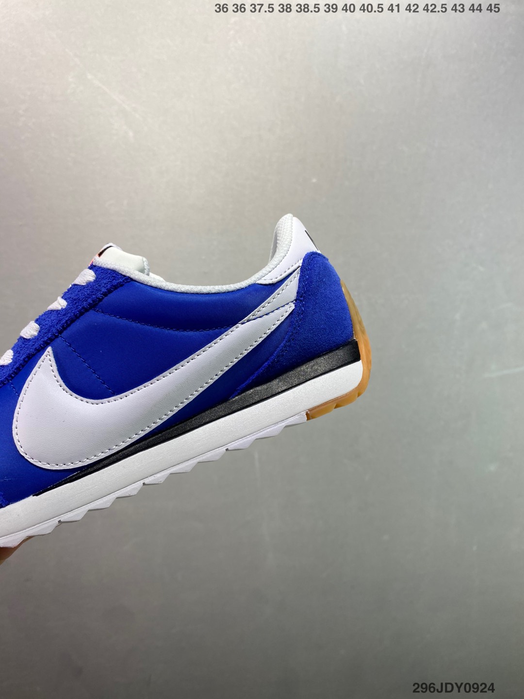 供货价:120💰高瑞莆田鞋👟星选安福优品,得物APP同步款,顺丰包邮得物1:1面单,下单赠送精美礼品🎁
✅Nike Classic Cortez Leather 
秉承元年款经典风格 糅合防水鞋面设计
传统鞋带系统和覆面设计增强贴合感
提升耐久性 彰显经典风格
EVA 泡棉中底轻盈缓震
纯色橡胶外底搭配人字形底纹
缔造出色耐久性和多向抓地力
天猫订单本实体可操作原价款

货号: HM4771-105
SIZE : 36 36.5 37 38 38.5 39 40 40.5 41 42 42.5 43 44 45
编码：296JDY0924