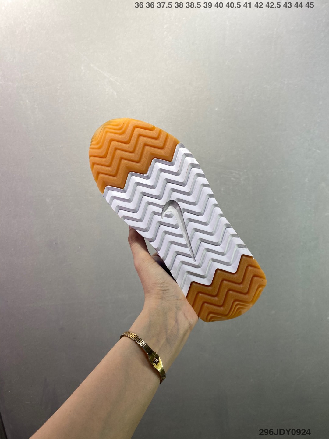 供货价:120💰高瑞莆田鞋👟星选安福优品,得物APP同步款,顺丰包邮得物1:1面单,下单赠送精美礼品🎁
✅Nike Classic Cortez Leather 
秉承元年款经典风格 糅合防水鞋面设计
传统鞋带系统和覆面设计增强贴合感
提升耐久性 彰显经典风格
EVA 泡棉中底轻盈缓震
纯色橡胶外底搭配人字形底纹
缔造出色耐久性和多向抓地力
天猫订单本实体可操作原价款

货号: HM4771-105
SIZE : 36 36.5 37 38 38.5 39 40 40.5 41 42 42.5 43 44 45
编码：296JDY0924