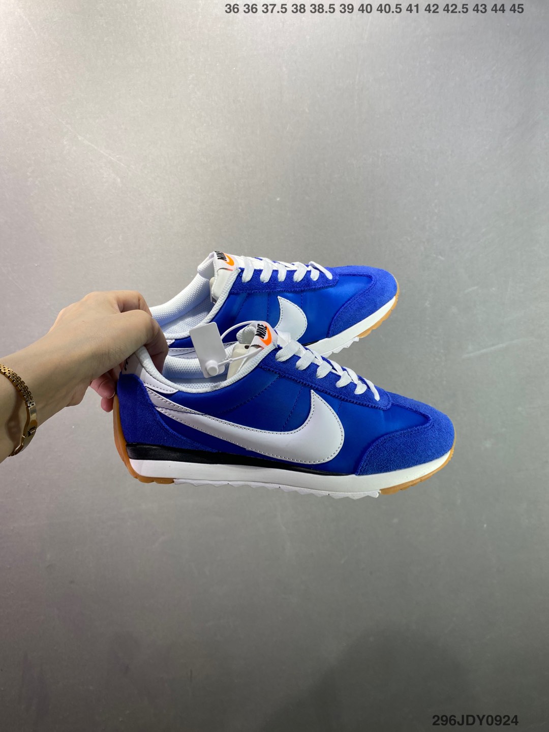 供货价:120💰高瑞莆田鞋👟星选安福优品,得物APP同步款,顺丰包邮得物1:1面单,下单赠送精美礼品🎁
✅Nike Classic Cortez Leather 
秉承元年款经典风格 糅合防水鞋面设计
传统鞋带系统和覆面设计增强贴合感
提升耐久性 彰显经典风格
EVA 泡棉中底轻盈缓震
纯色橡胶外底搭配人字形底纹
缔造出色耐久性和多向抓地力
天猫订单本实体可操作原价款

货号: HM4771-105
SIZE : 36 36.5 37 38 38.5 39 40 40.5 41 42 42.5 43 44 45
编码：296JDY0924