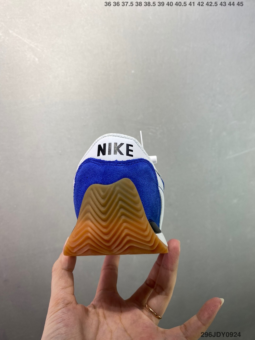 供货价:120💰高瑞莆田鞋👟星选安福优品,得物APP同步款,顺丰包邮得物1:1面单,下单赠送精美礼品🎁
✅Nike Classic Cortez Leather 
秉承元年款经典风格 糅合防水鞋面设计
传统鞋带系统和覆面设计增强贴合感
提升耐久性 彰显经典风格
EVA 泡棉中底轻盈缓震
纯色橡胶外底搭配人字形底纹
缔造出色耐久性和多向抓地力
天猫订单本实体可操作原价款

货号: HM4771-105
SIZE : 36 36.5 37 38 38.5 39 40 40.5 41 42 42.5 43 44 45
编码：296JDY0924